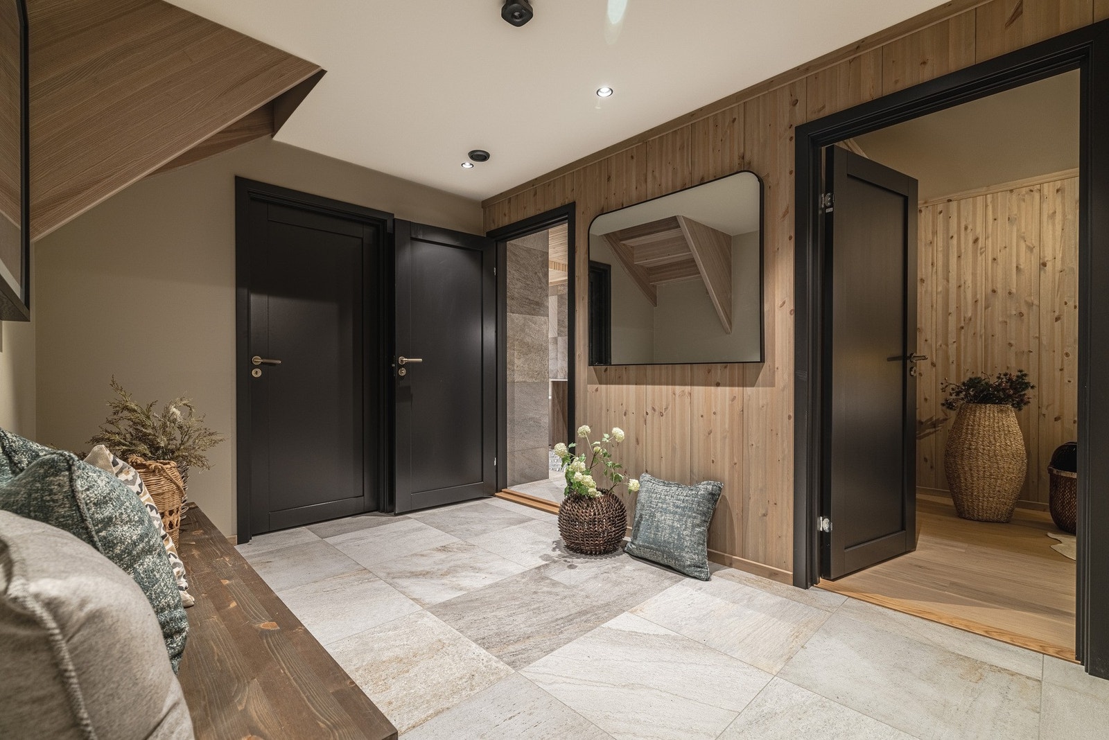 Første etasje består av hall, 2 soverom, stor bad og utstyrsbod med direkte utgang til garasje. Galleribilde