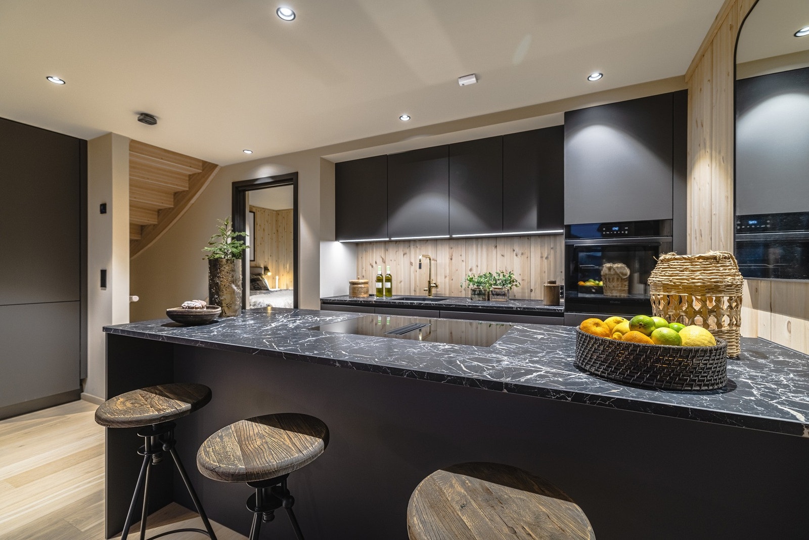 Kjøkkenet er levert fra kvalitetsleverandøren Rotpunkt og har lekker benkeplate i eksklusiv mørk stein. Galleribilde