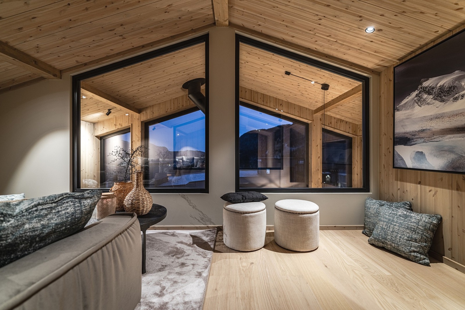 Det store og luftige rommet i 3. etasje er vist møblert som loftstue, men kan også møbleres som et flott soverom med dobbeltseng. Galleribilde