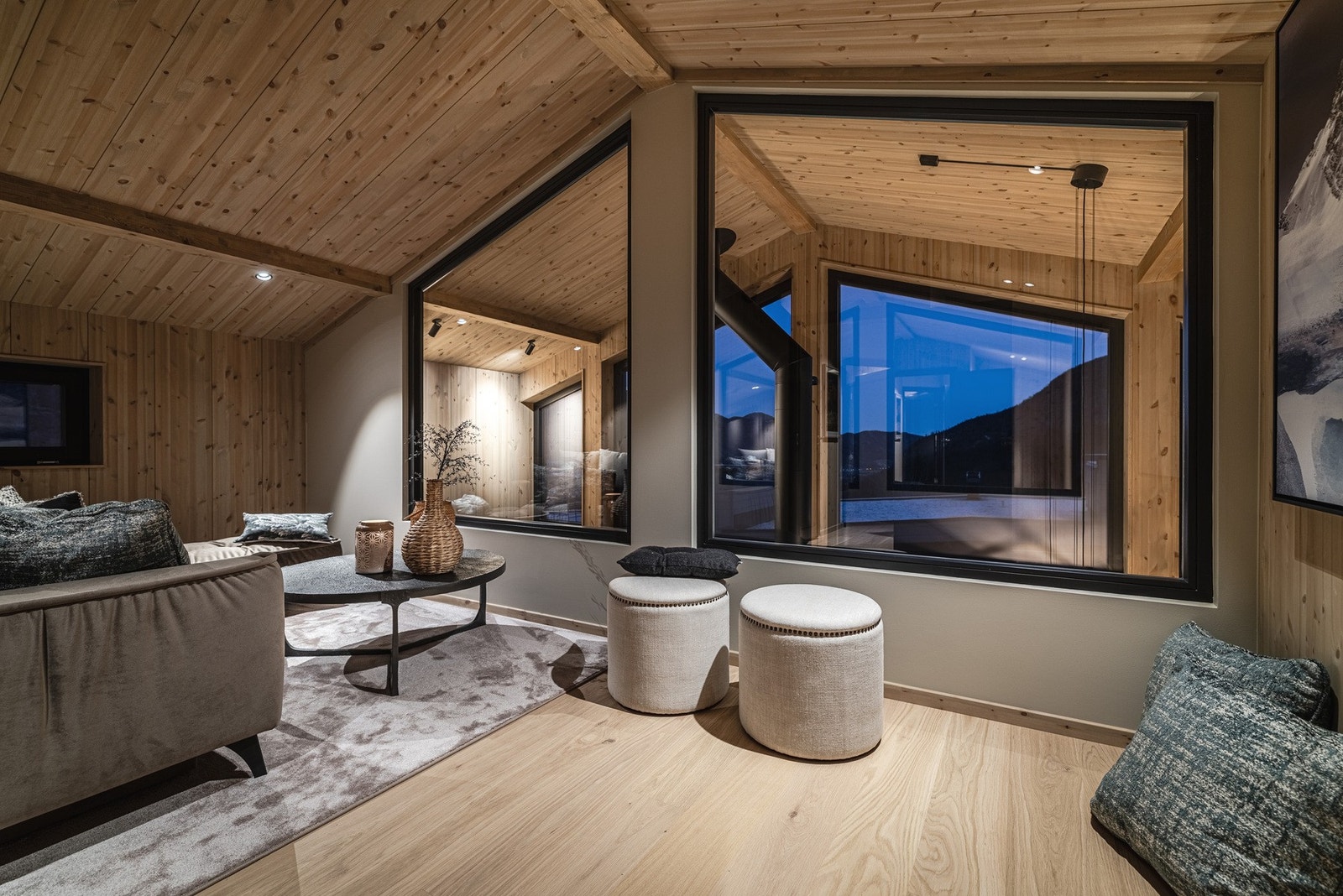 I tredje etasjen finner du 3 soverom, alternativt 2 soverom og loftstue. Galleribilde