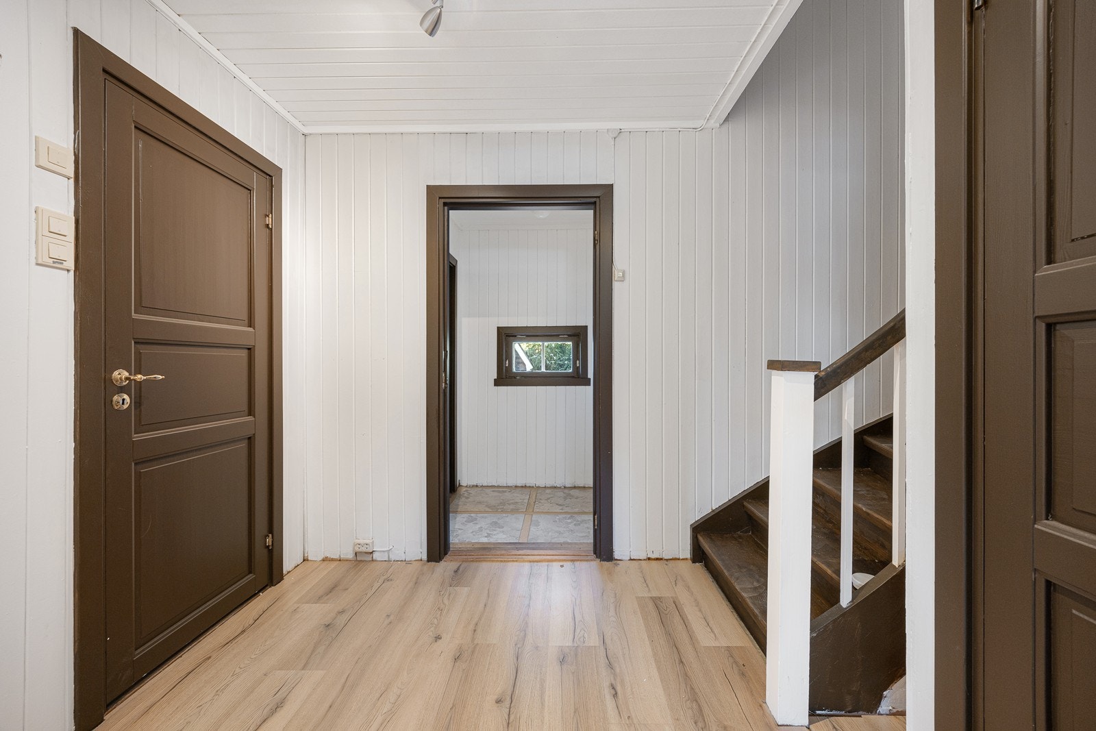 Entreen ligger i tilknytning til en gang, pusset opp med nytt gulv i 2025. Galleribilde