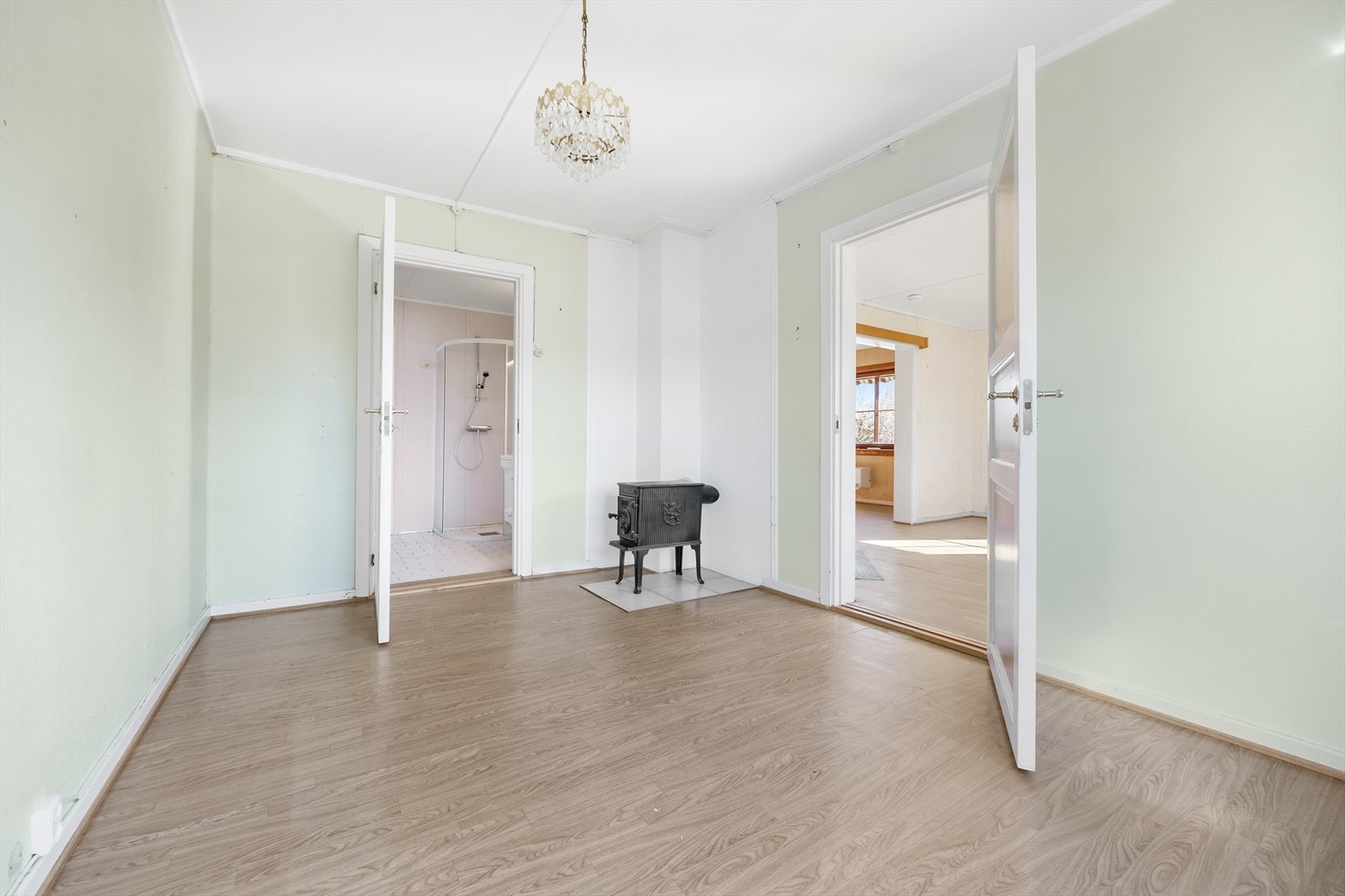 Soverommet nede har vedovn, og ligger i suiteløsning med badet. Galleribilde