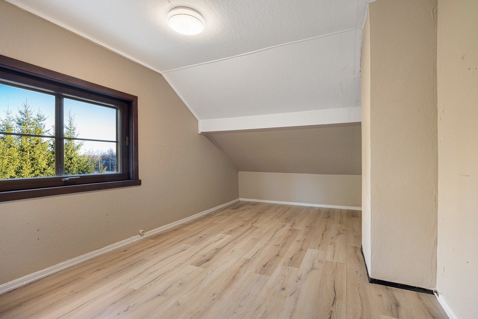 Flere av rommene oppe har skråtak. Galleribilde