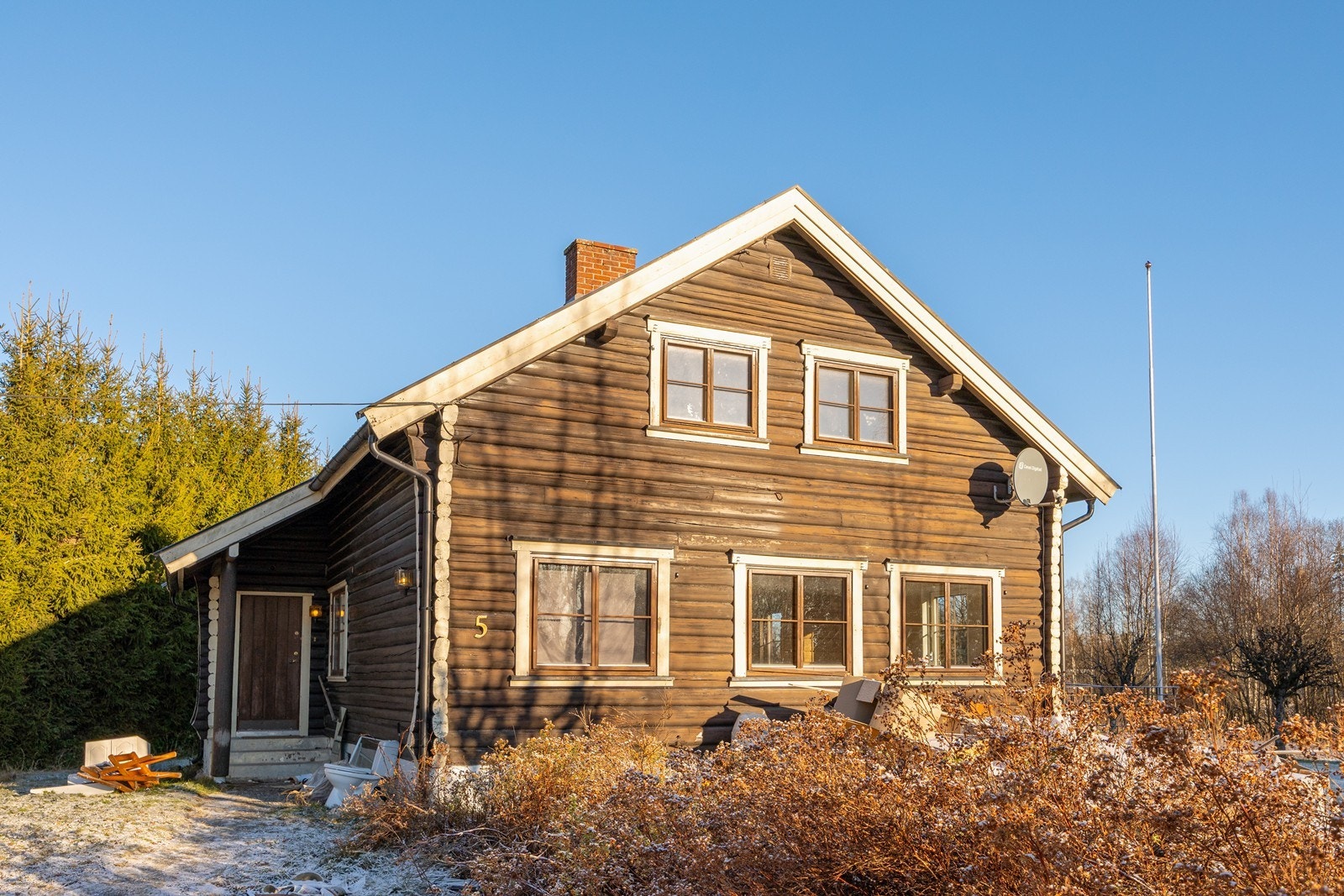 Botnersæterveien 5 er en sjarmerende, laftet enebolig over to plan pluss kjeller. Galleribilde