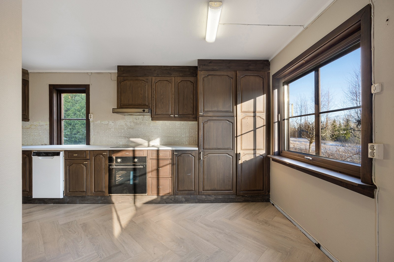 I 2025 er det satt inn nye hvitevarer, og etablert en ny, laminert benkeplate med marmormønster og nedfelt oppvaskkum. Galleribilde