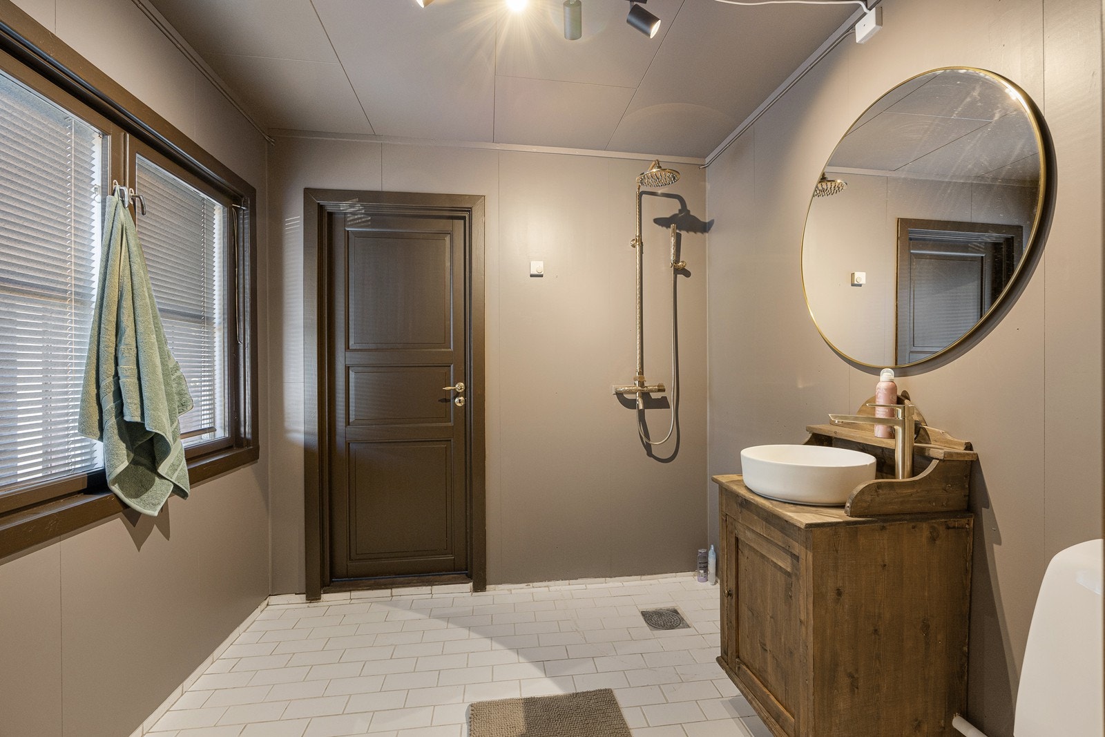 Varme er lagt i gulvet, og badet har toalett og dusjhjørne med regnfallsdusj. Det er opplegg for vaskemaskin og plass til tørketrommel. Galleribilde