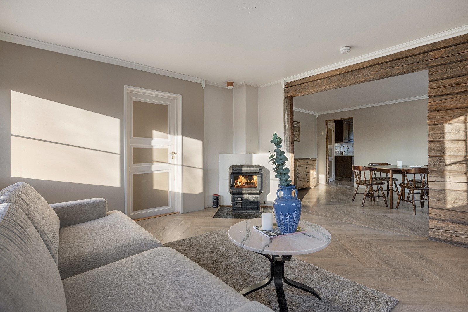 Eneboligen har to pene, tilstøtende stuer i direkte tilknytning, og sammen skaper de en stor, sosial sone for både gjestebesøk og familiehygge. Galleribilde