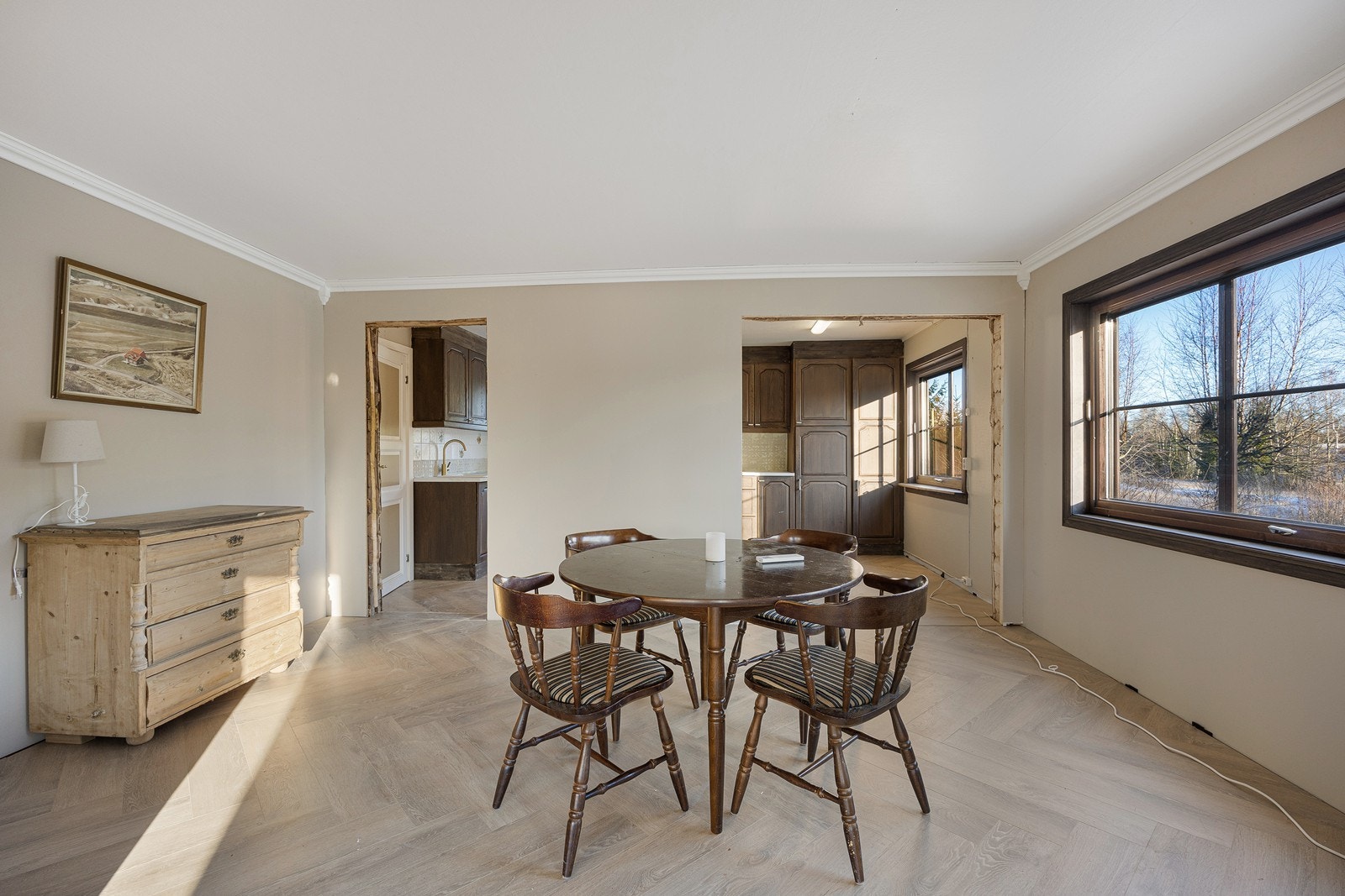 Kjøkkenet har god kontakt med spisestuen, samtidig som det er gode muligheter for skjermet arbeidsro. Galleribilde