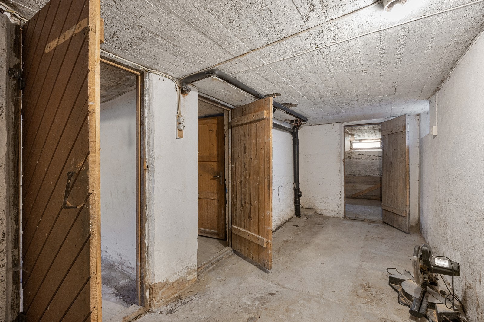 Godt med ekstra lagringsplass finnes i uthuset, i to kjellerboder og i et teknisk rom i kjelleretasjen. Galleribilde