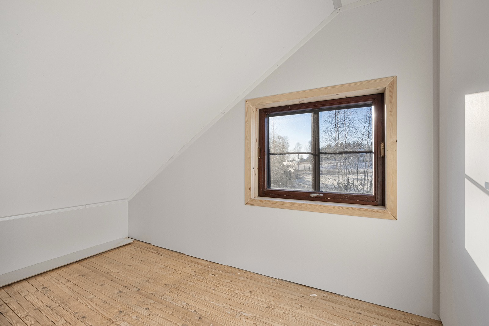 Vinduene i 2. etasje tilfredsstiller ikke krav til rømningsvei da vinduene er hengslet i midthøyde og dermed blir åpningshøyden for liten. Galleribilde