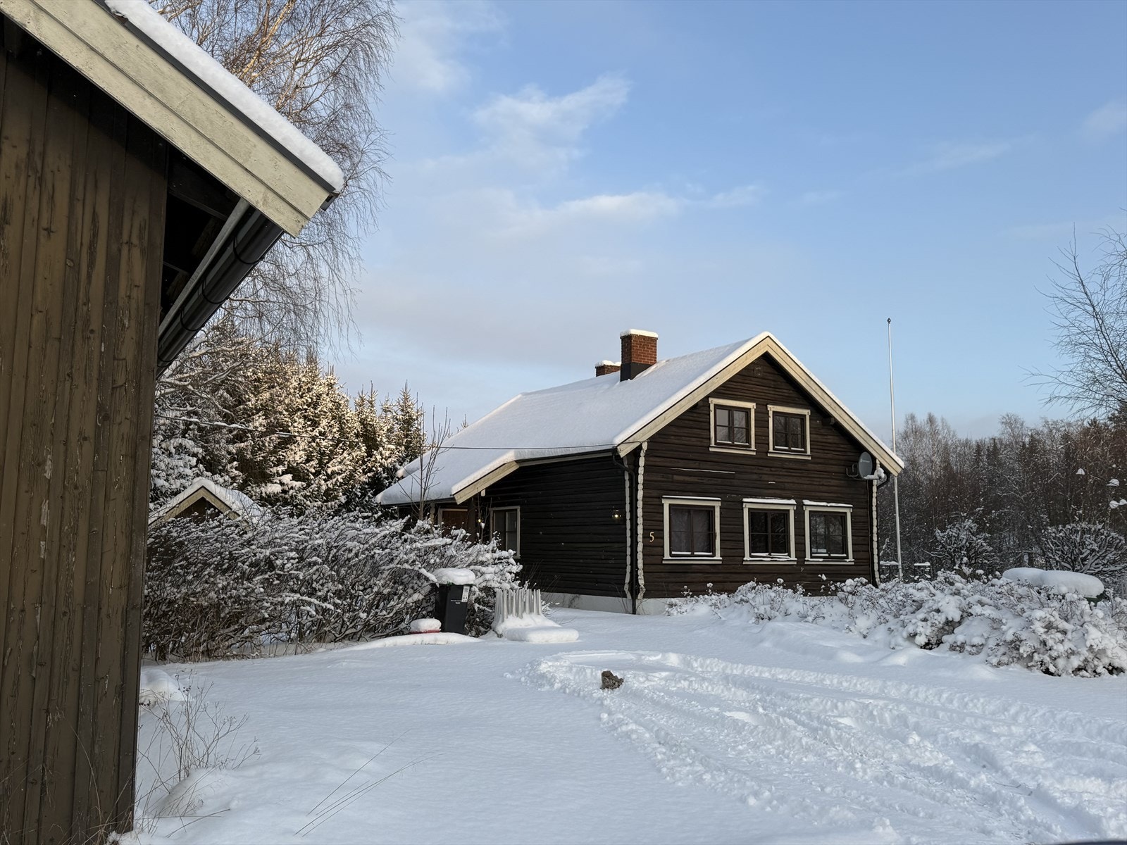 Landlig og idyllisk tømmerhus. Galleribilde
