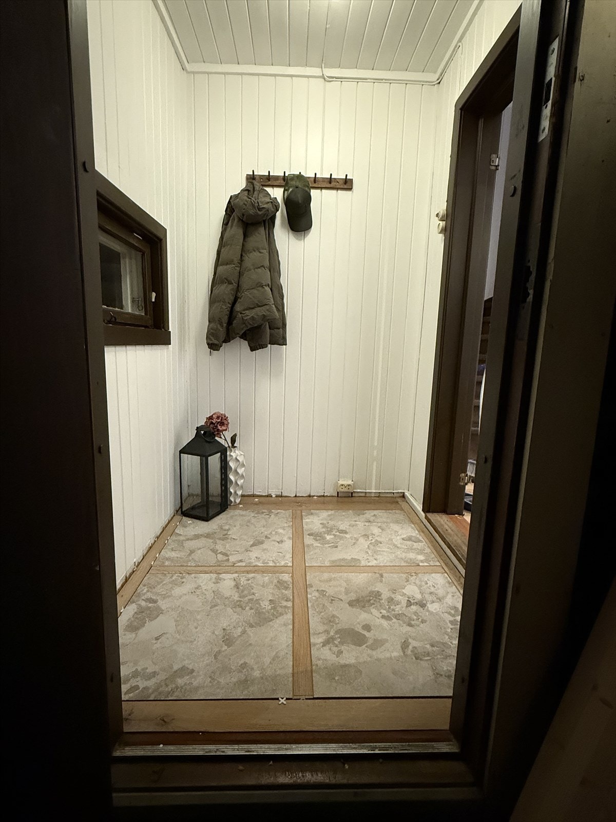 Entreen har entreen flislagt gulv fra 2025, og det passer fint å innrede med klesoppheng. Foto: Svein Michaelsen. Galleribilde