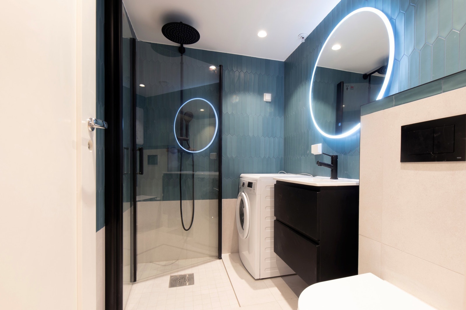 Bad med vaskemaskin som følger med Galleribilde