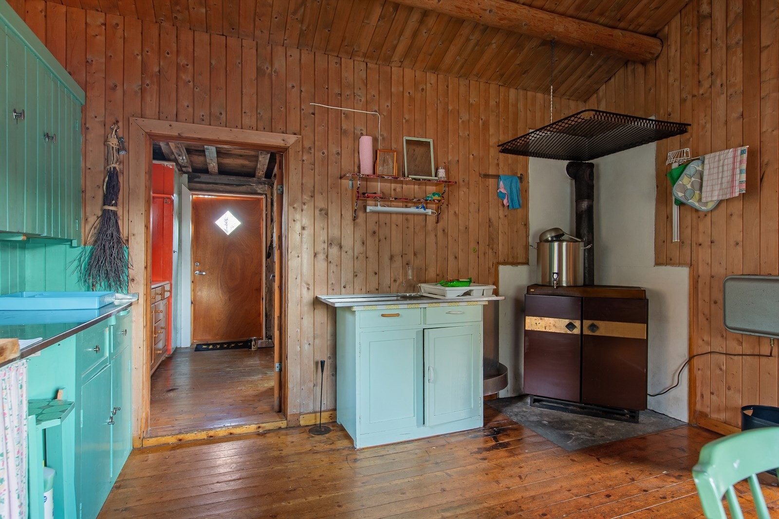 På kjøkkenet er det også en gammel vedkamin. Galleribilde