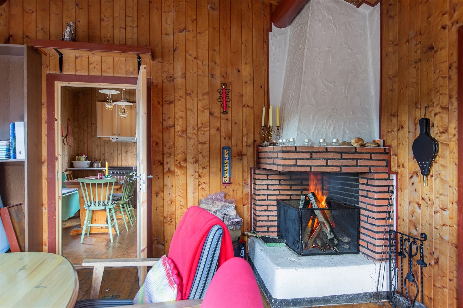 Fra sofahjørnet kan en nyte synet av flammene i en åpen, plassmurt peis. Fra stua er det utgang til terrasse/trapp ned til terreng. Galleribilde