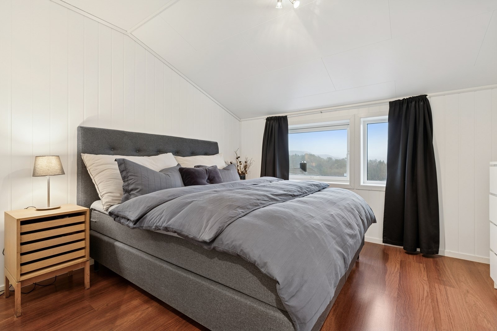 Hjemmet byr på tre soverom, alle i øverste etasje. Galleribilde