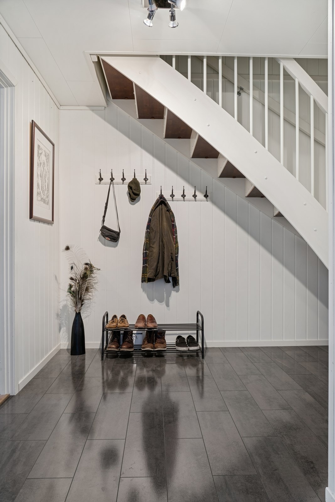 Romslig hall/entré med god plass til å henge av seg yttertøyet. Galleribilde