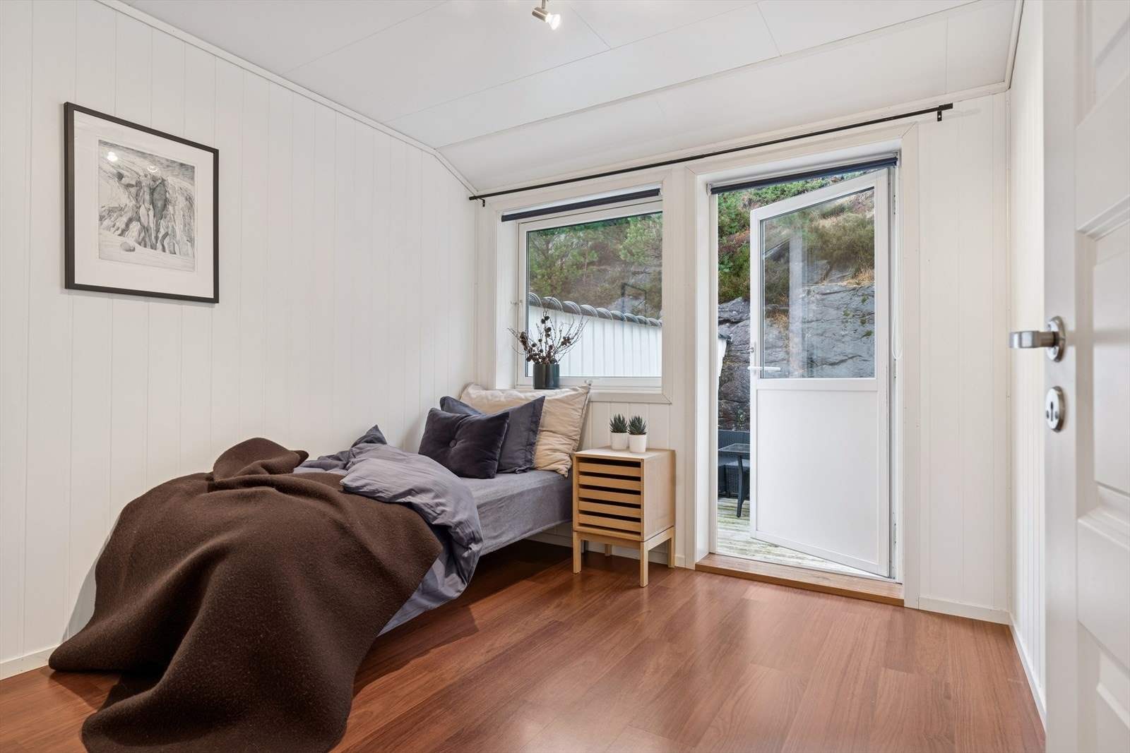 Soverom nr. 3 har direkte utgang til en stor terrasse på baksiden av boligen. Galleribilde