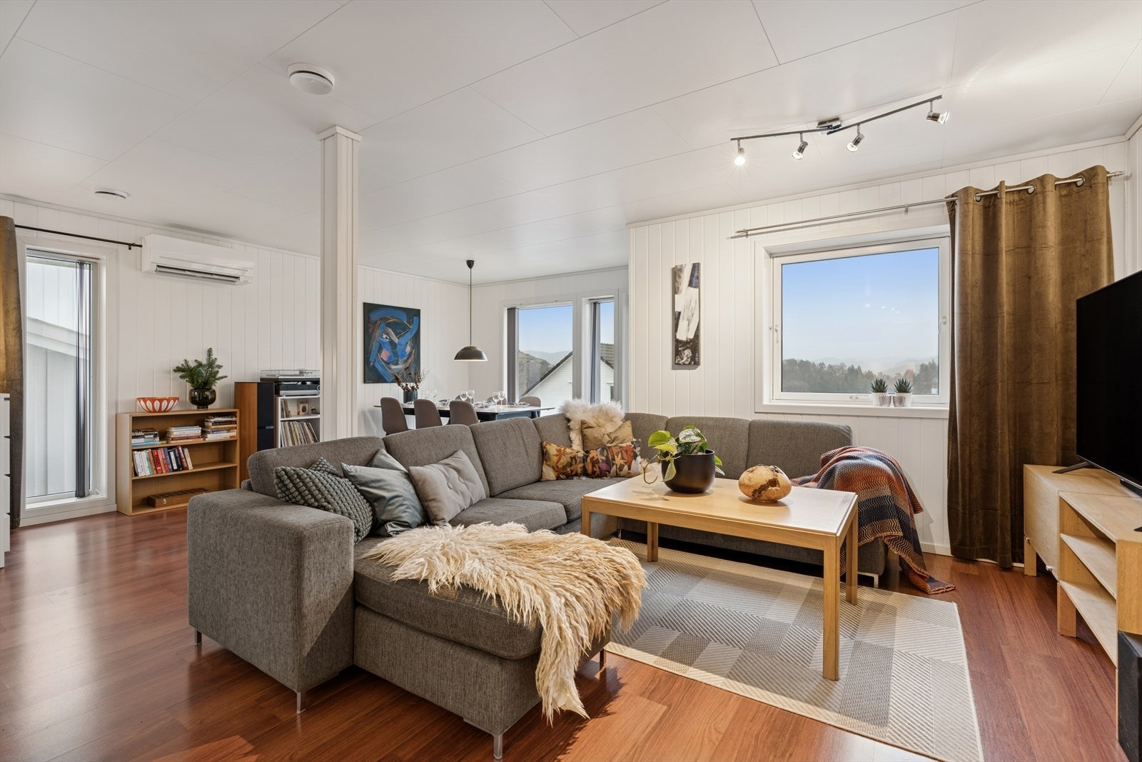 Del av horisontaldelt tomannsbolig over to plan fra 2010. Bilder tatt av EFKT v/ fotograf: Arnt Ove Skailand. Galleribilde