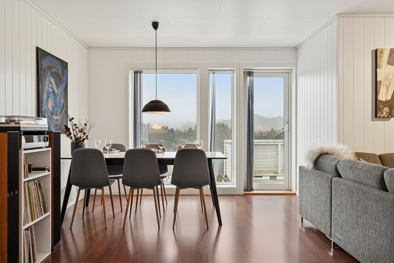 Rommet gir gode møbleringsmuligheter med plass til både sofa- og spisegruppe. Galleribilde