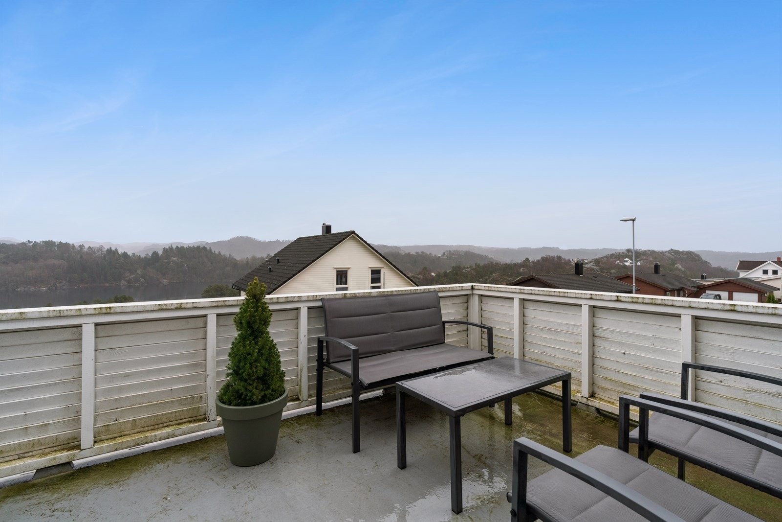 Fra stuen er det utgang til en romslig balkong med god plass til sittegruppe. Galleribilde