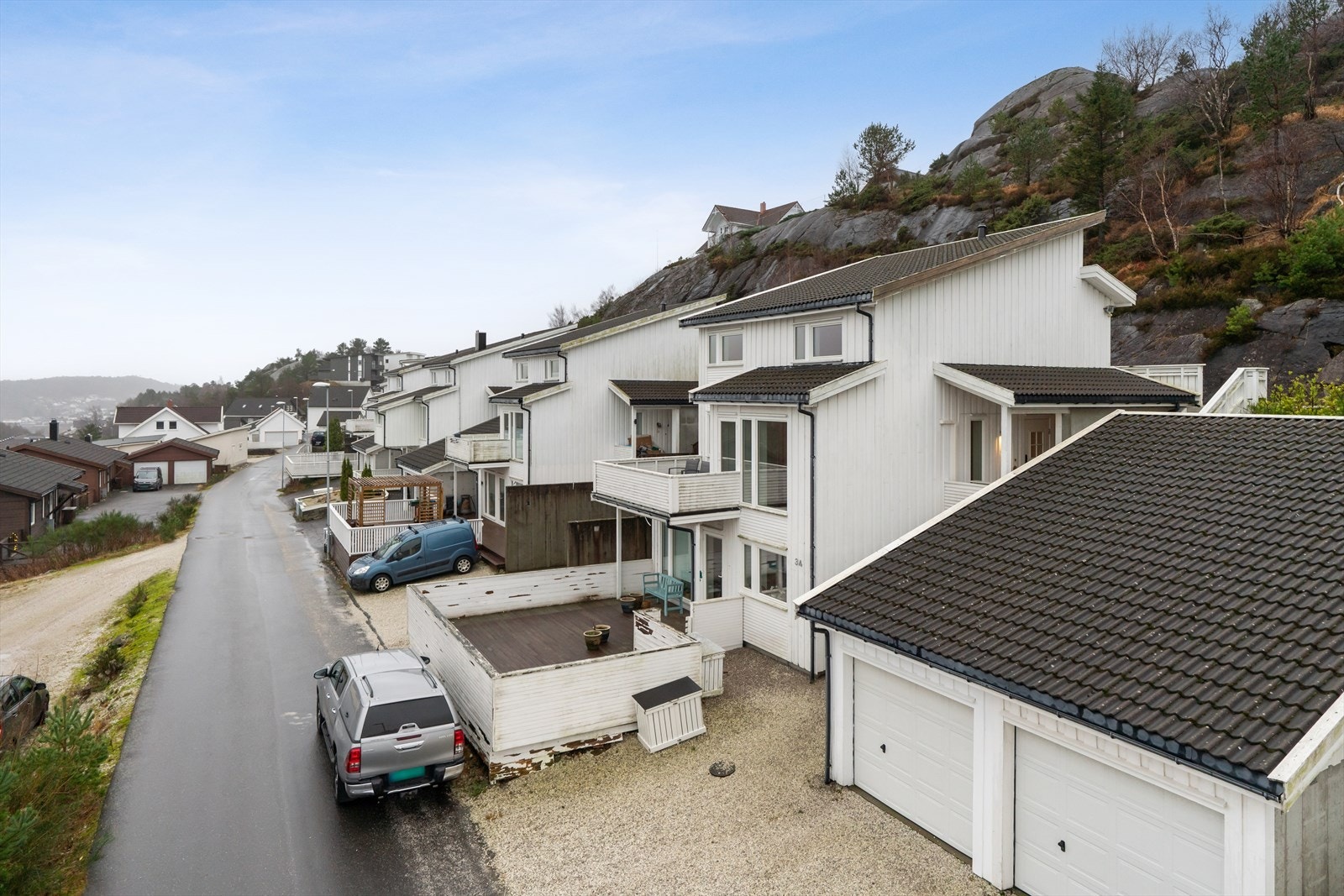 Tilhørende boligen er garasjeplass med bod, samt en ekstra bod over garasjen på baksiden. Galleribilde