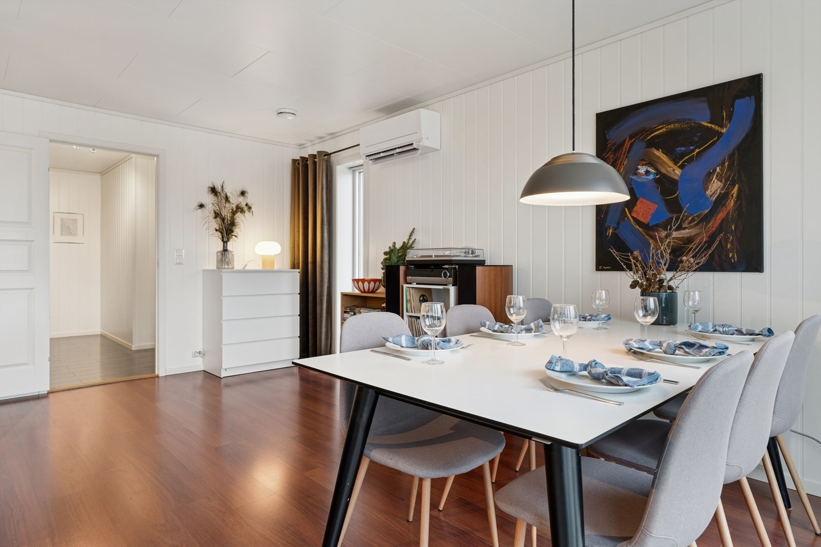 Gulvet er belagt med laminat, og veggene er kledd med malte plater med panelprofil. Galleribilde