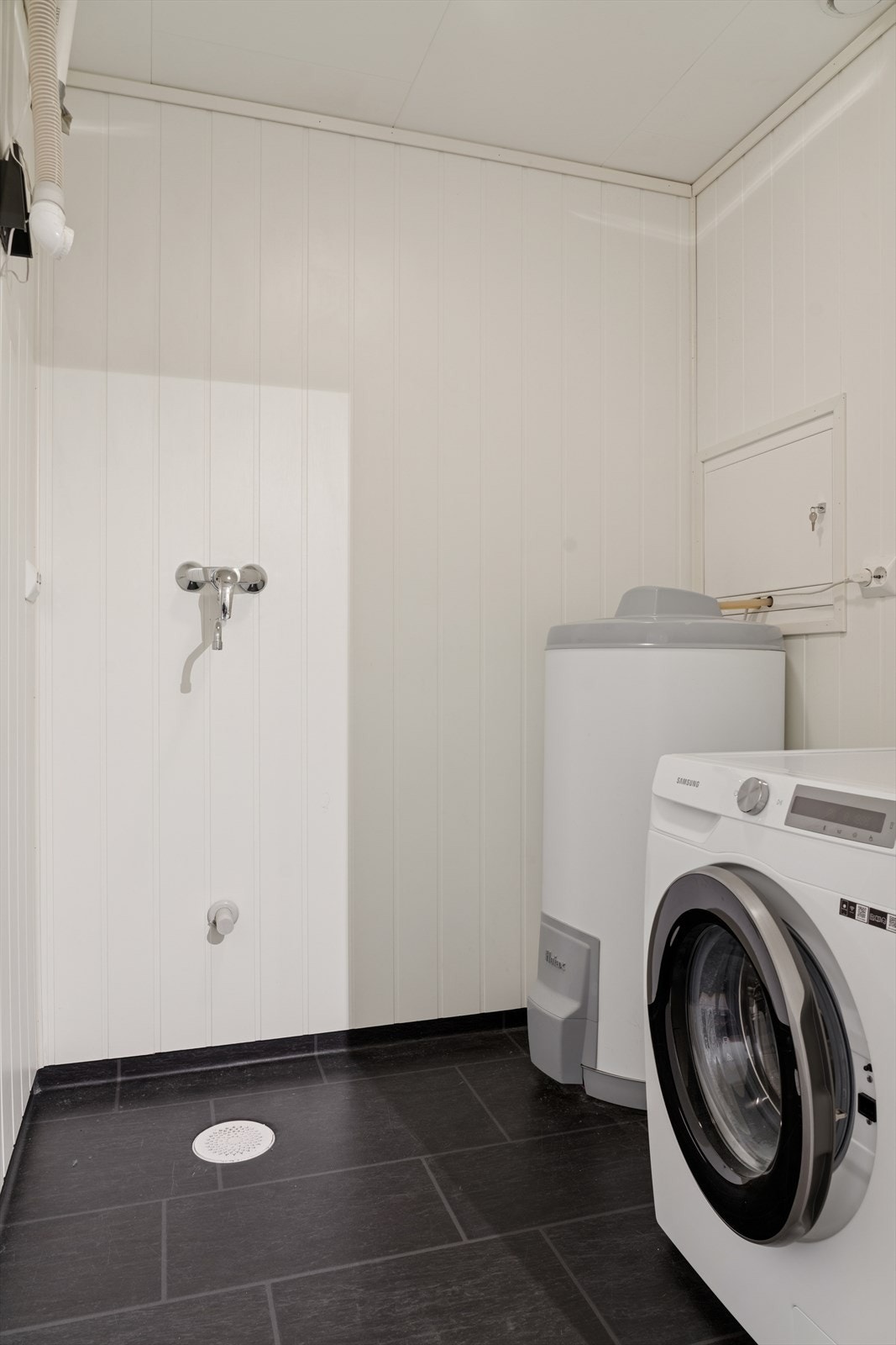 Hjemmet kan også skilte med et eget vaskerom med opplegg for både vaskemaskin og skyllekar. Galleribilde