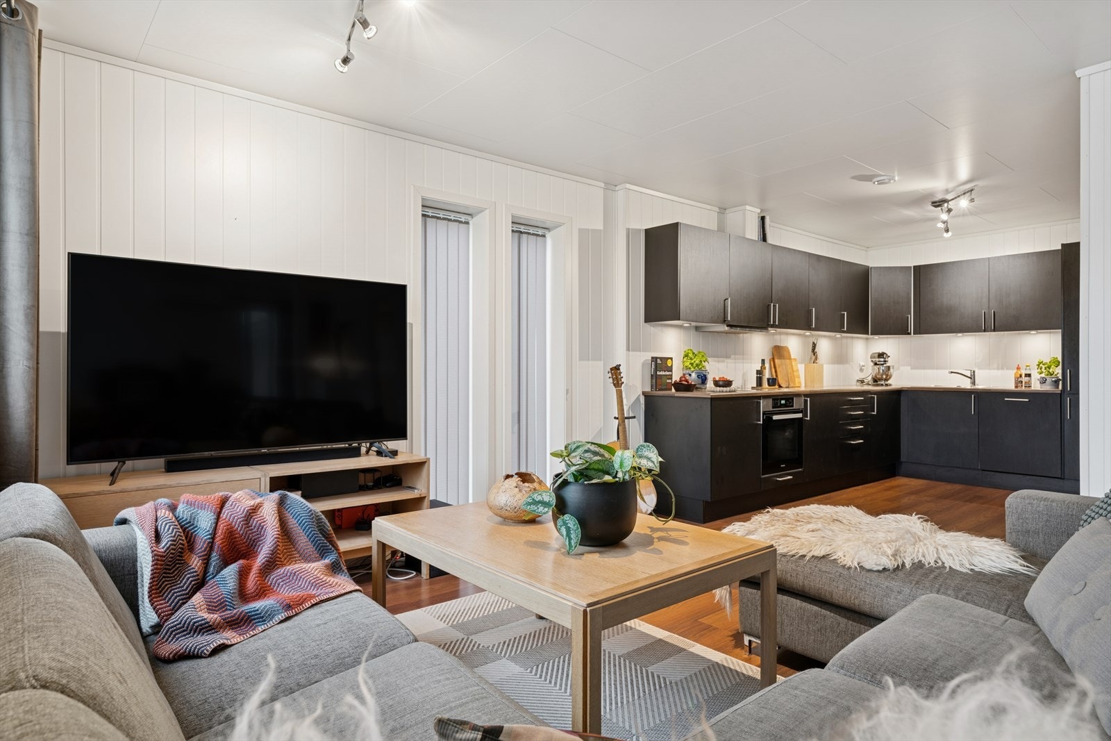 På hovedplanet finner man et lyst oppholdsrom med åpen løsning mellom stue og kjøkken. Galleribilde