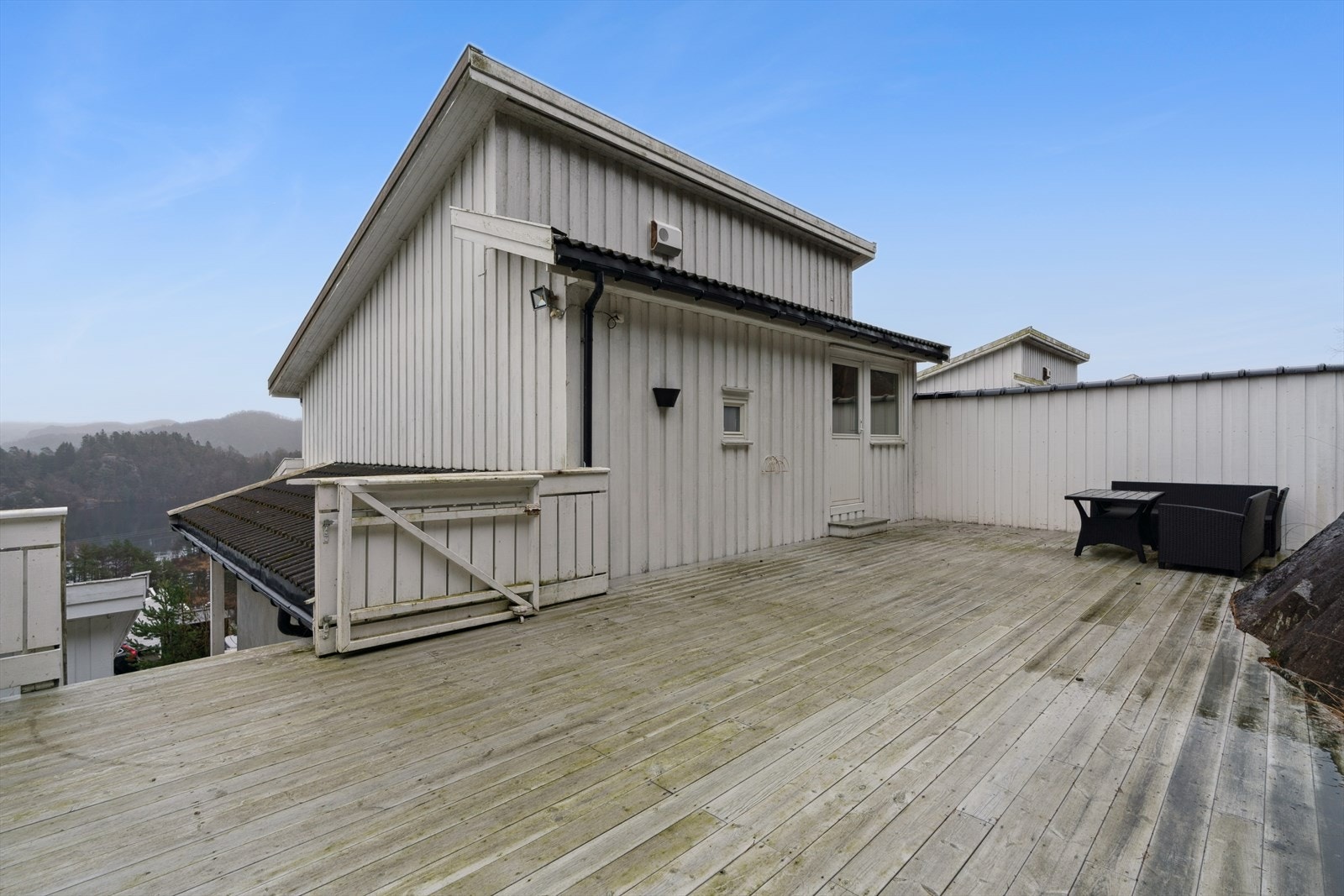 God plass til grill og diverse utemøblement. Galleribilde