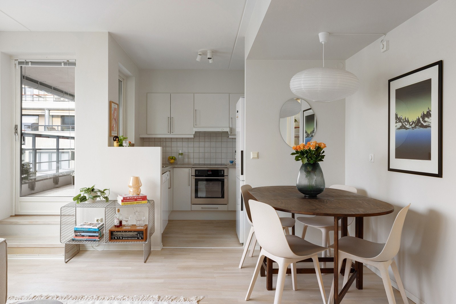 Kjøkkenet ligger delvis tilbaketrukket i egen nisje av stuen. Galleribilde