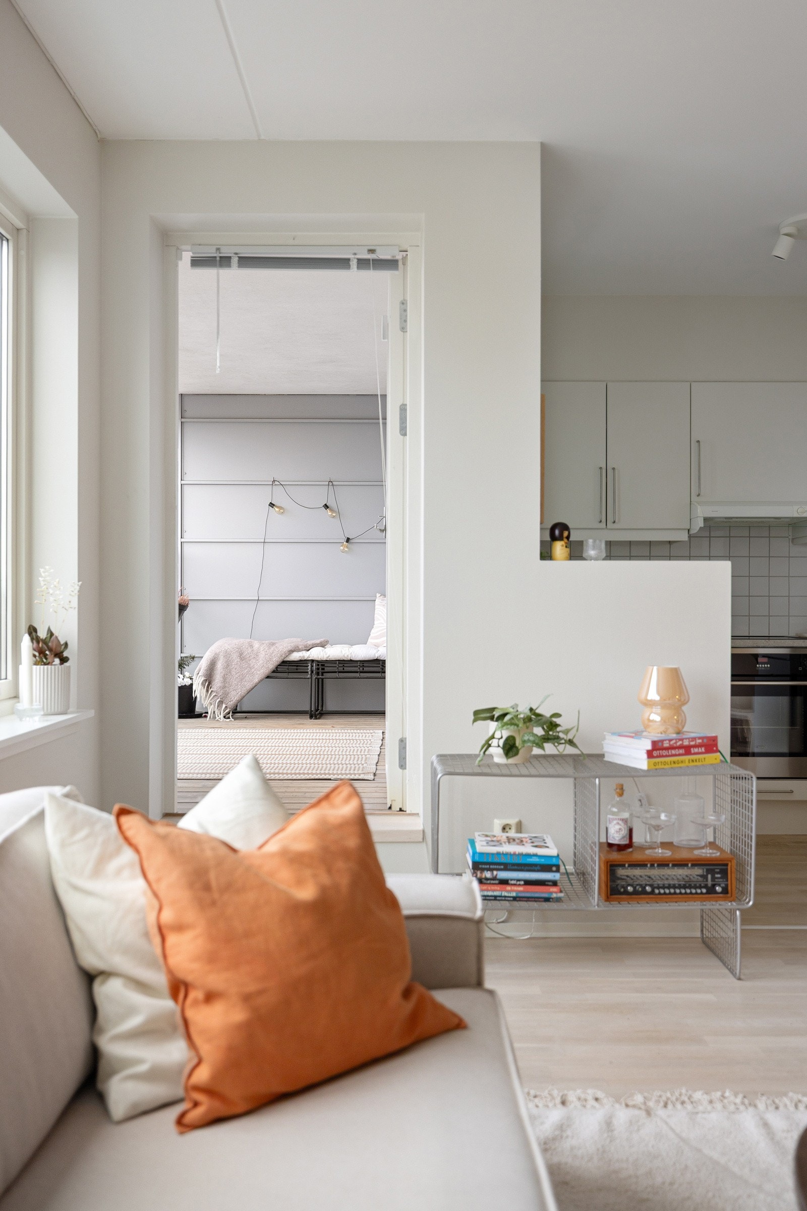 Fra stuen kommer du ut på en stor og solrik balkong. Galleribilde