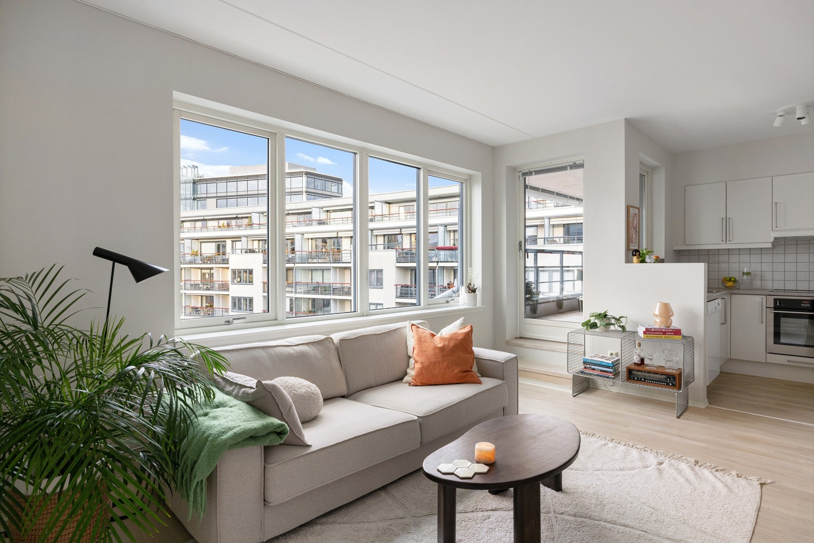 En svært lys og delikat 2-roms i 7. etasje med stor balkong, utsikt, garasjeplass og heisadkomst! Galleribilde