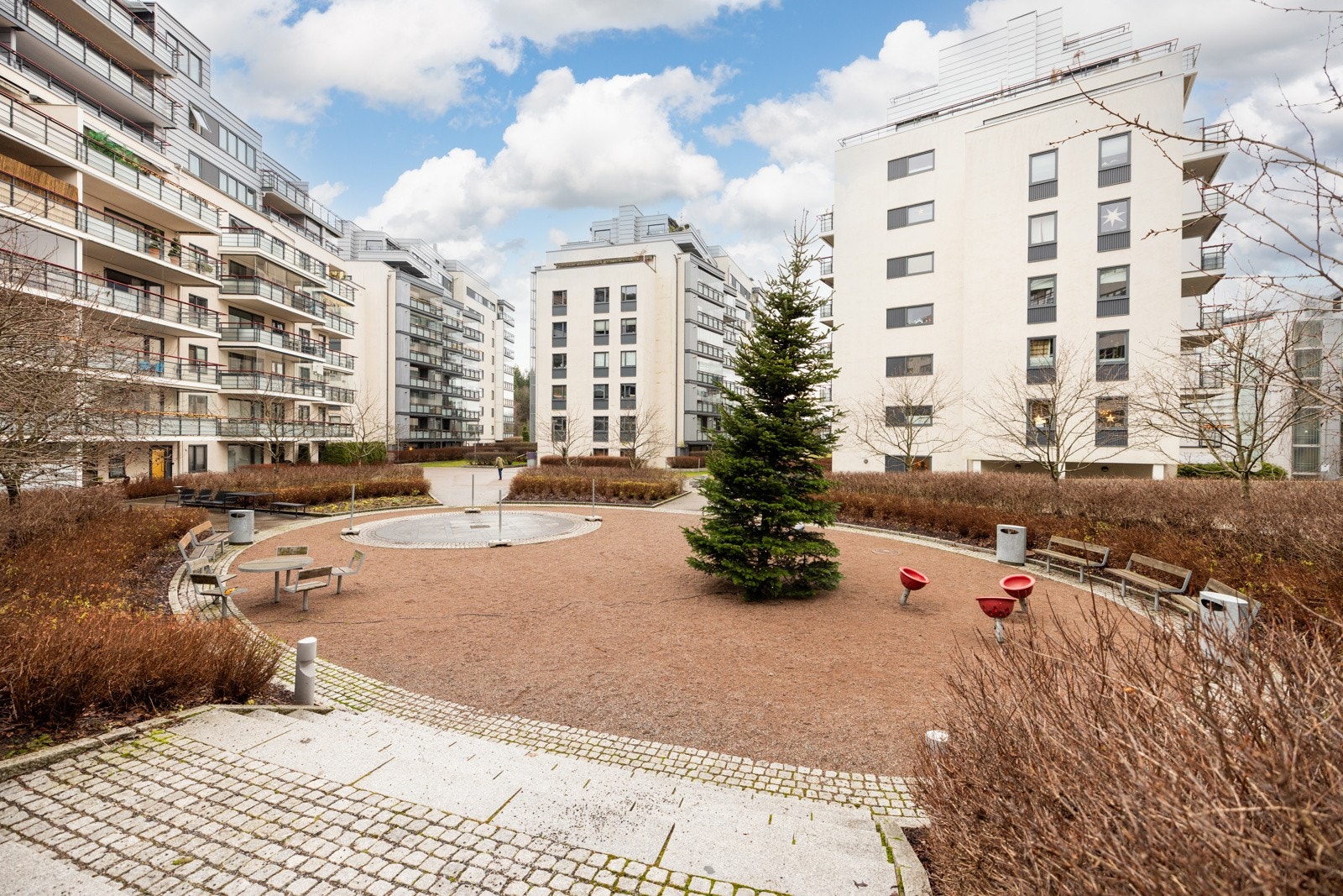 Pent opparbeidet fellesområde rundt boligen. Galleribilde