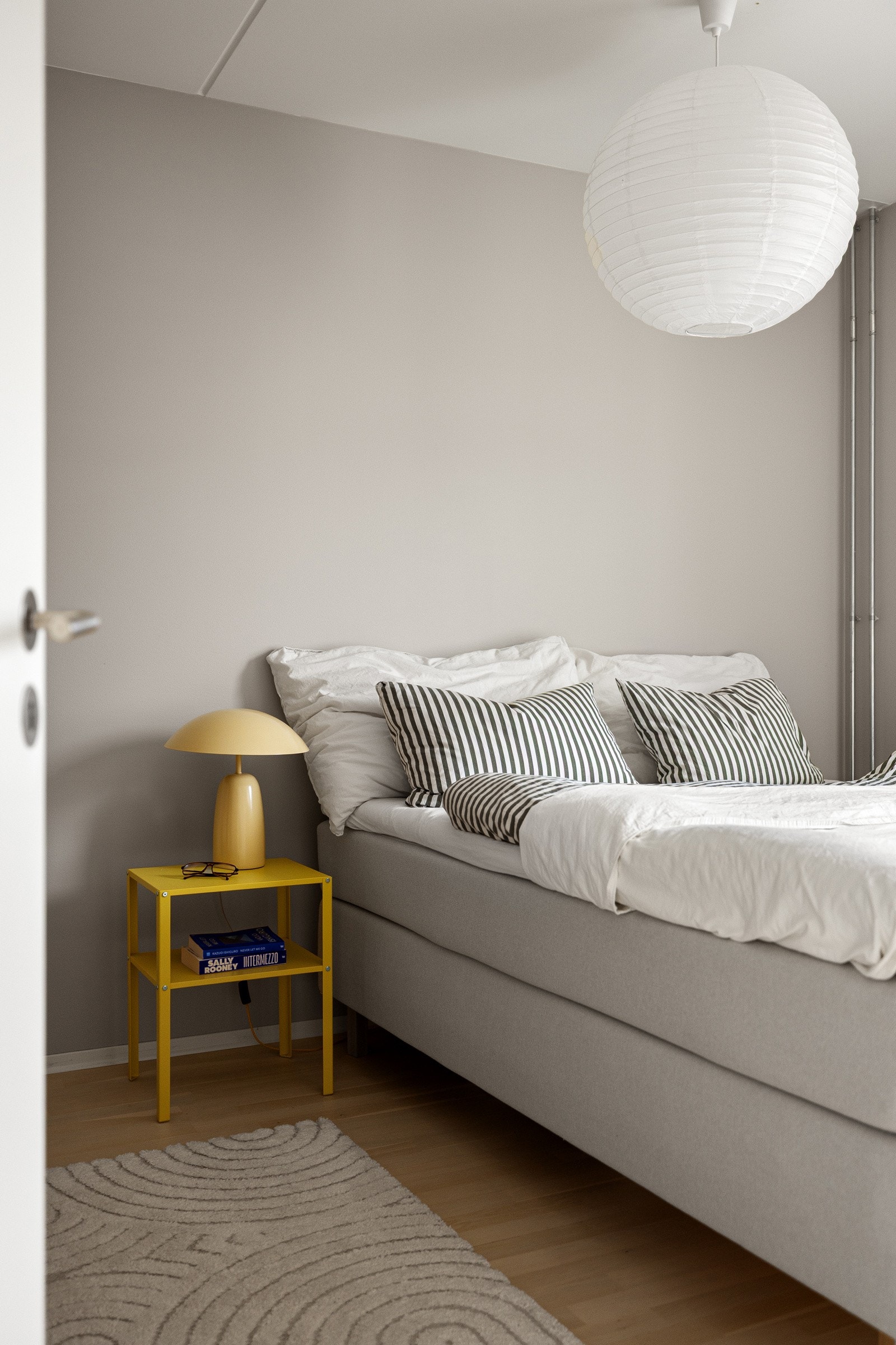 Romslig soverom vegg i vegg med stuen. Galleribilde