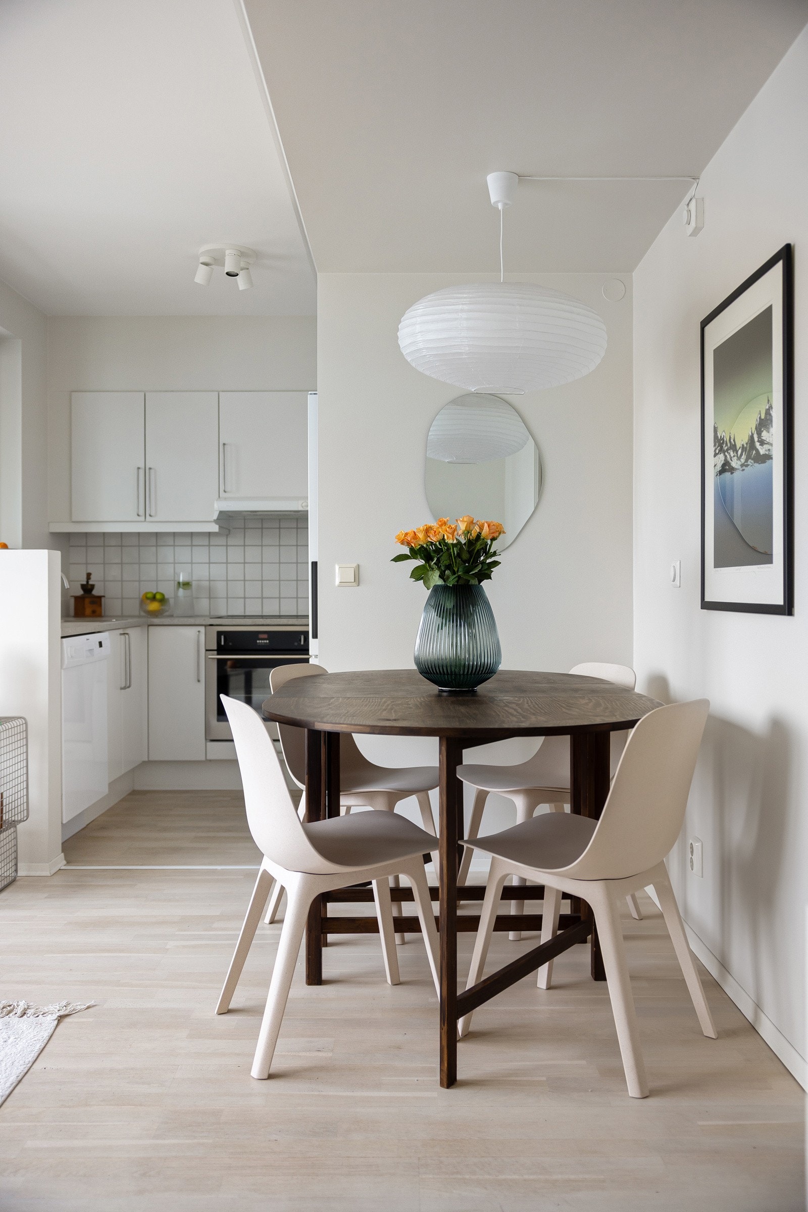 I forkant av kjøkkenet har du en fin spiseplass. Galleribilde