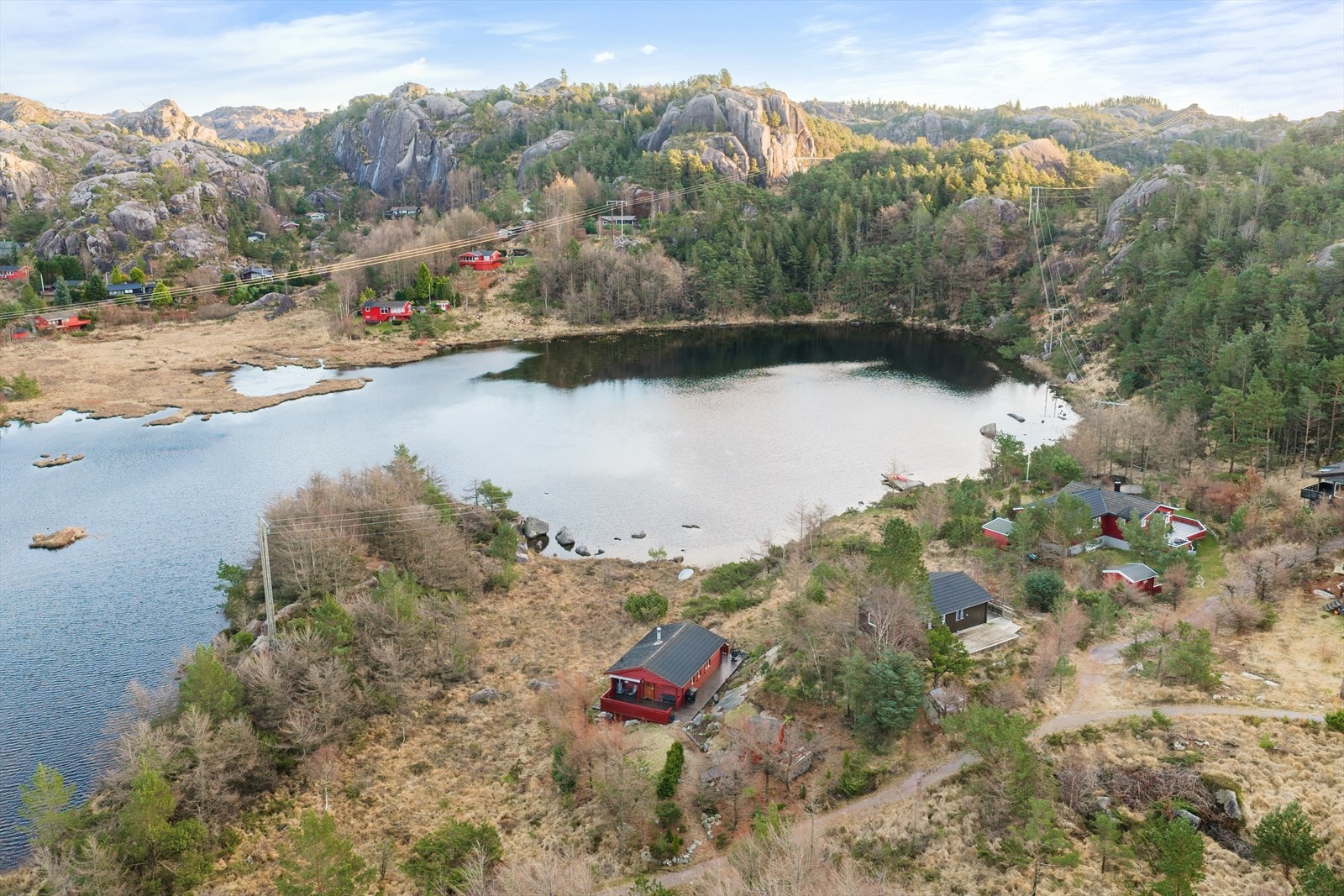 Golf, lakseelv, vannsport, fisking, sykling og naturopplevelser er alt lett tilgjengelig. Like i nærheten er Ogna scene / Grønefed kulturtun som byr på god mat og forskjellige arrangement. Galleribilde