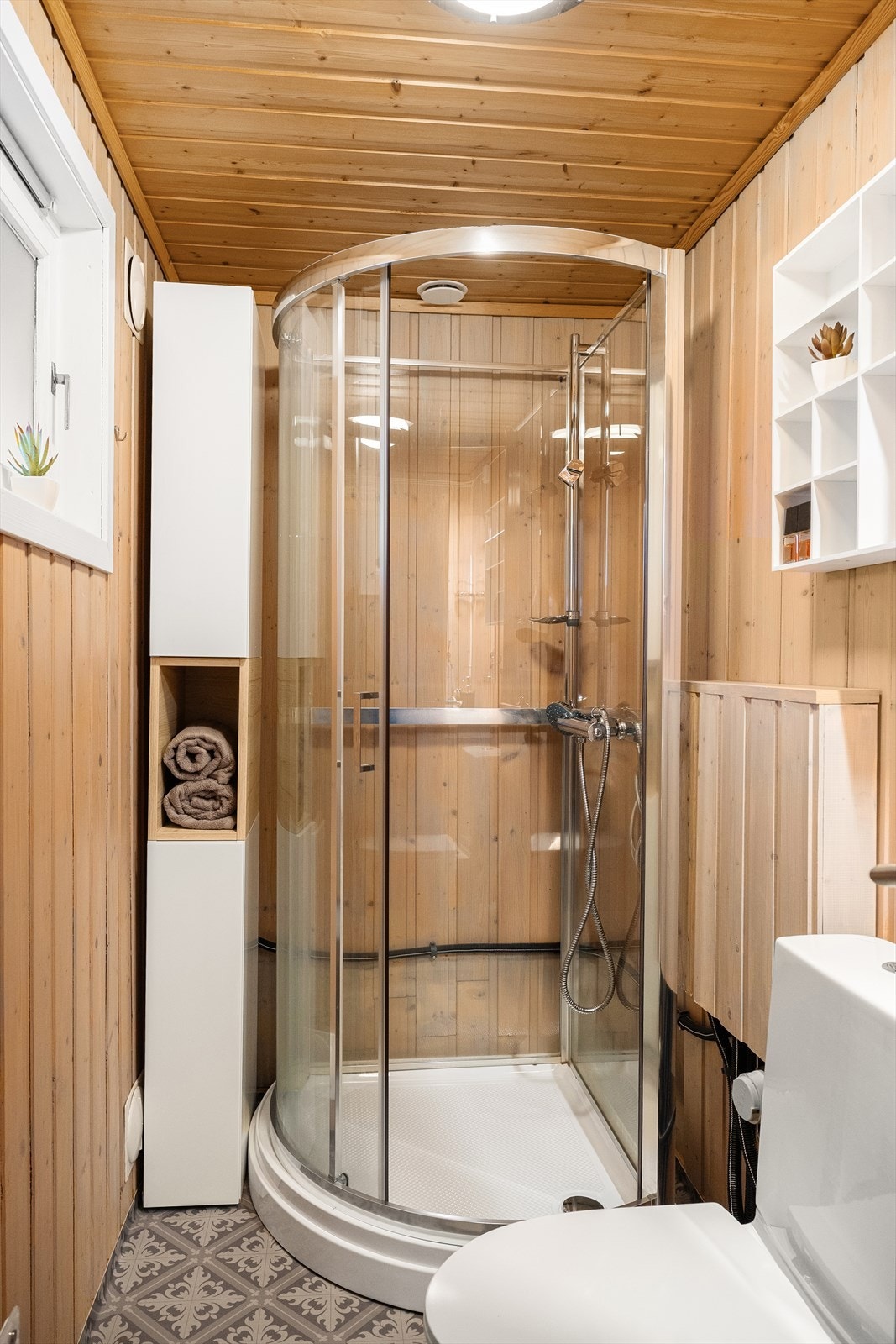 Badet er utstyrt med wc og dusjkabinett Galleribilde