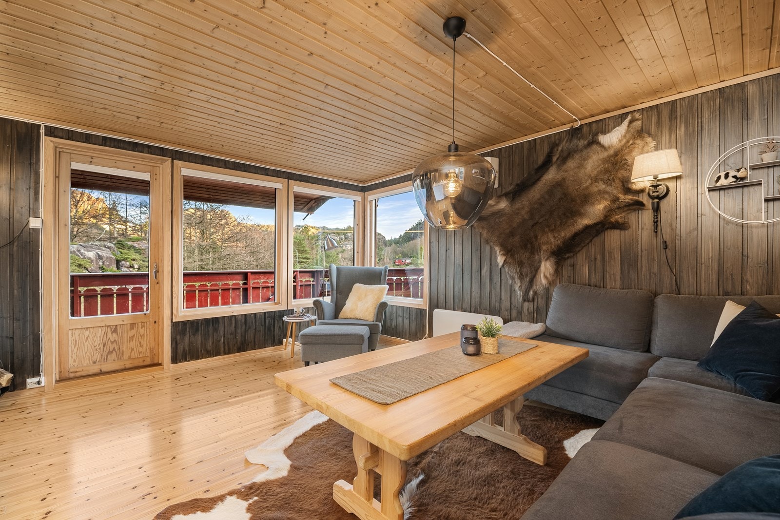 Hytten har panel på overflater på tak/vegg og furu på gulv Galleribilde