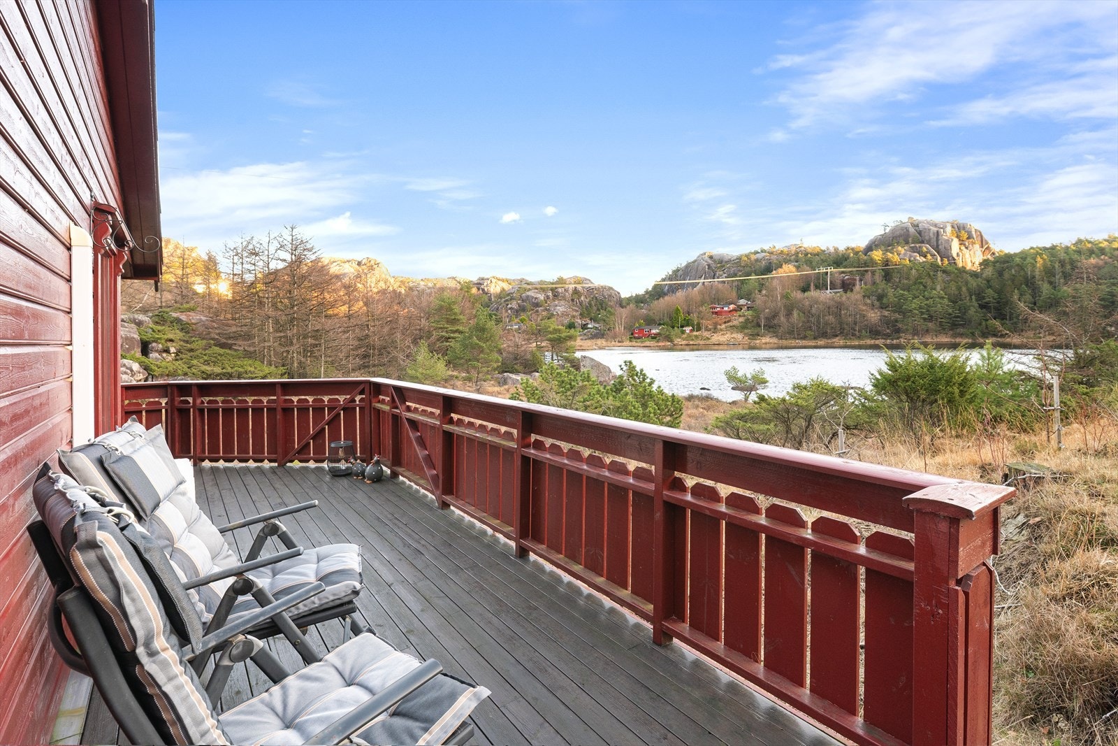 Terrasse med morgensol og utsikt over Dybingstjørna Galleribilde