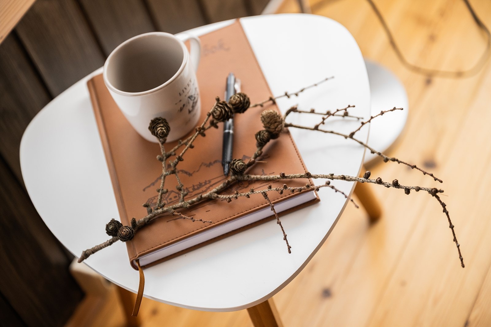 Hytten selges for det meste med møbler og inventar, selger forbeholder seg retten til å ta med enkelte gjenstander/møbler. Galleribilde