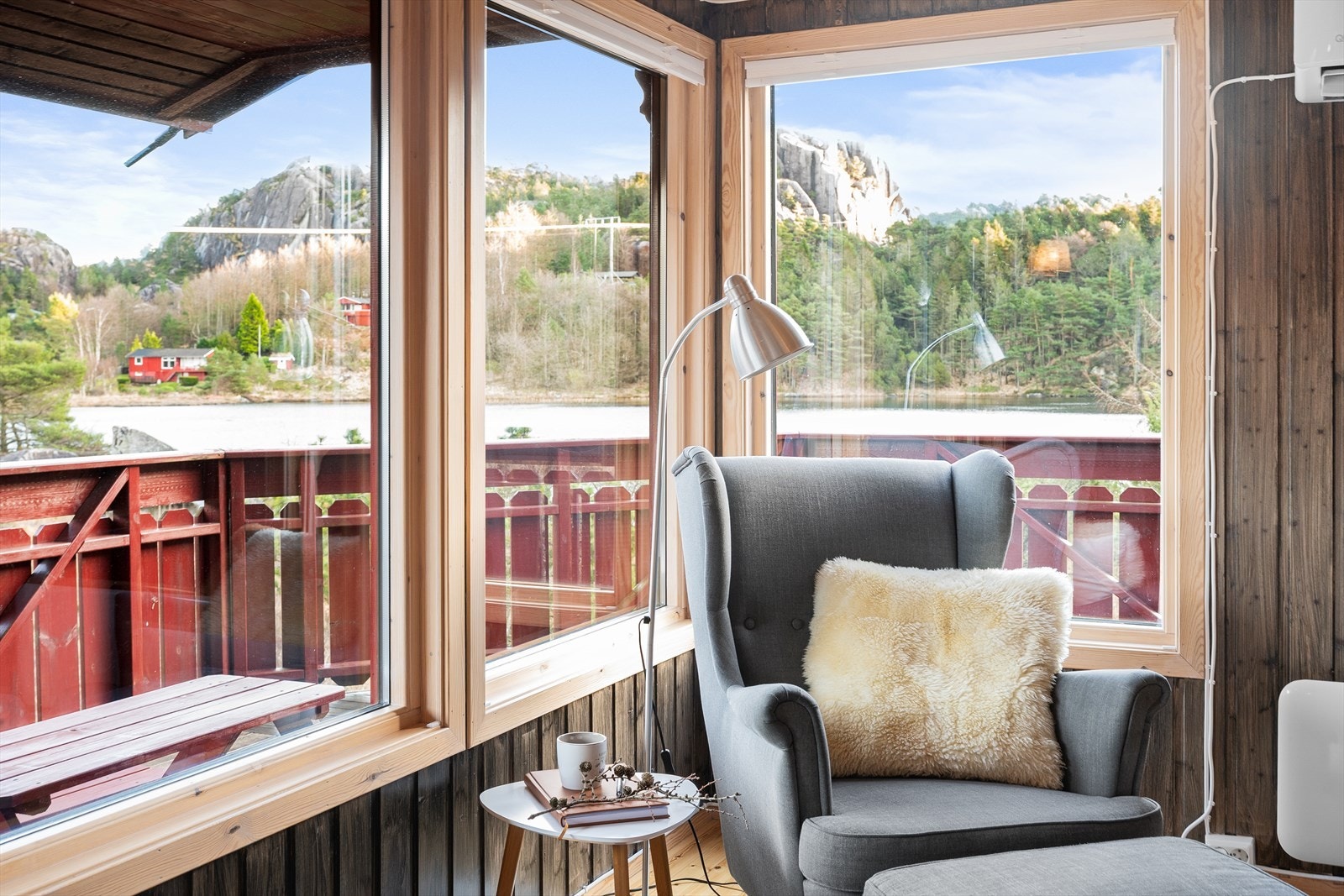 Store vindusflater med utsikt over Dybingstjørna Galleribilde