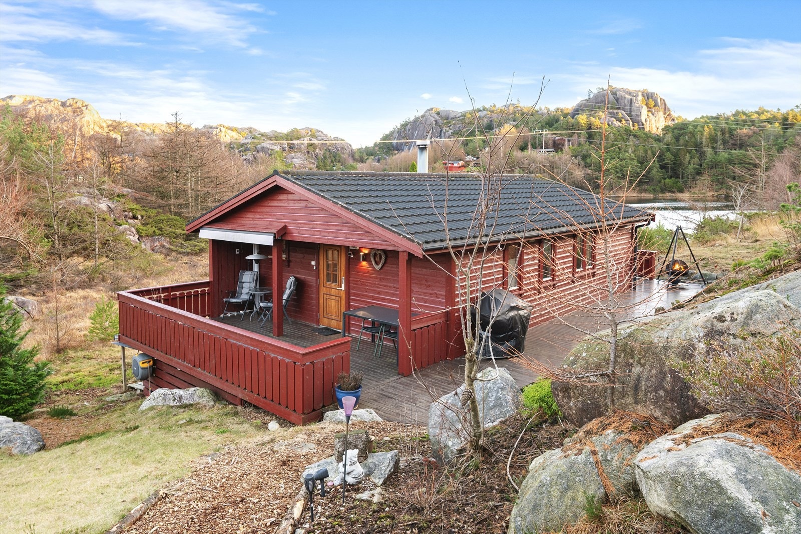 Hyttefeltet ligger i naturskjønne omgivelser med kort avstand til golfbane, badevann og de fantastiske jærstrendene samt flotte turområder både langs sjø og i hei. Galleribilde