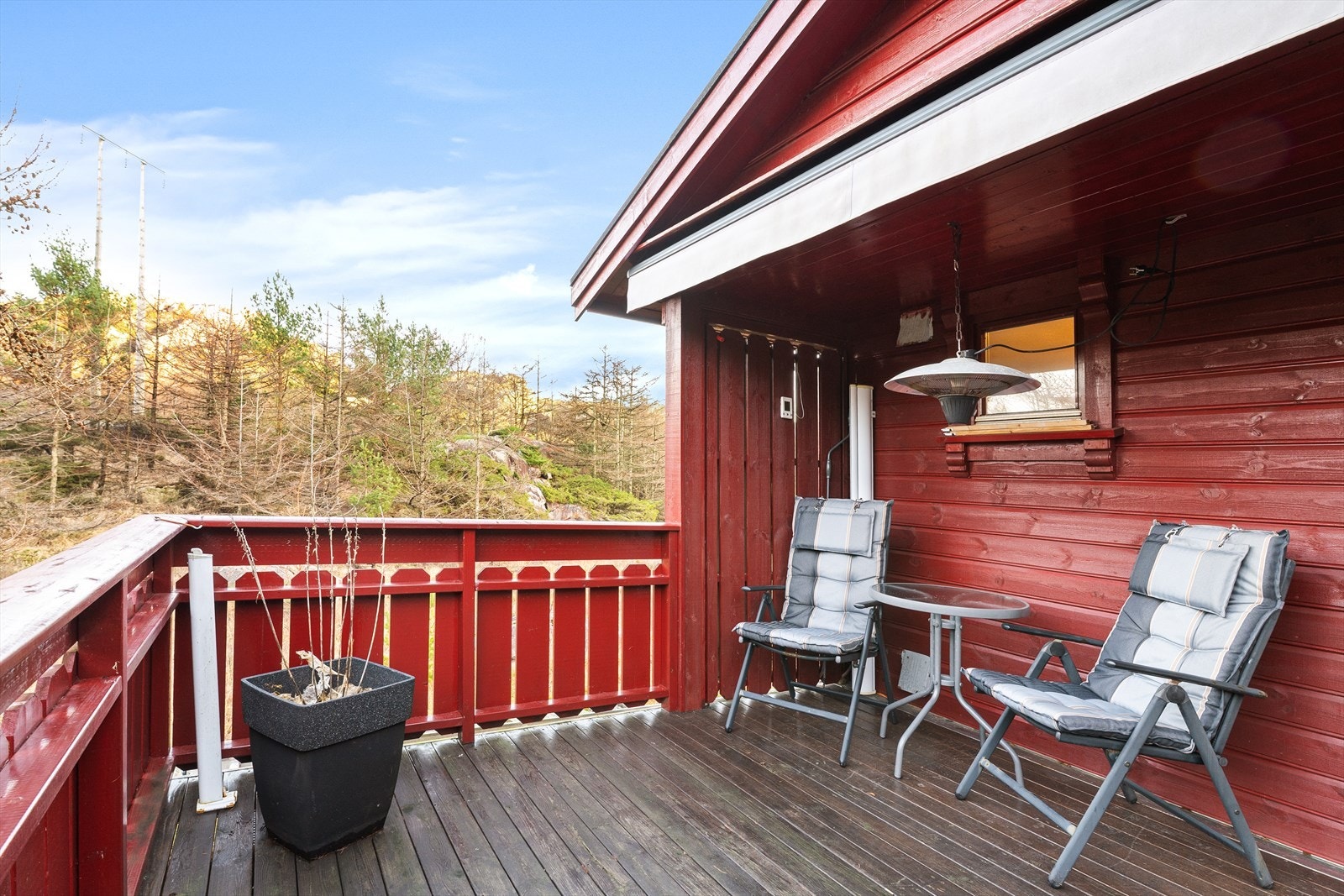 Terrasse mot vest er utstyrt med markise mot regn og utrekkbar leevegg for nordavinden Galleribilde