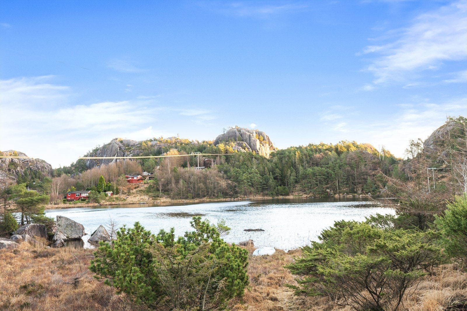Ca 3 km til Ogna sentrum hvor man finner blant annet matbutikk, bensinstasjon og togstasjon. Galleribilde