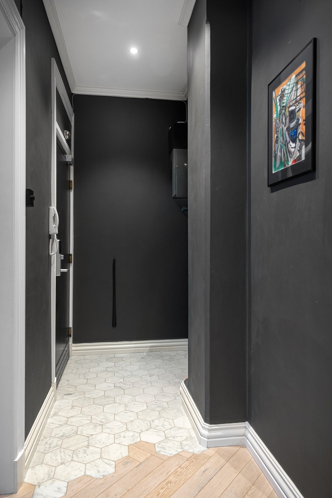 I gangen er det plass til knagger og skohylle for oppbevaring av yttertøy. Galleribilde