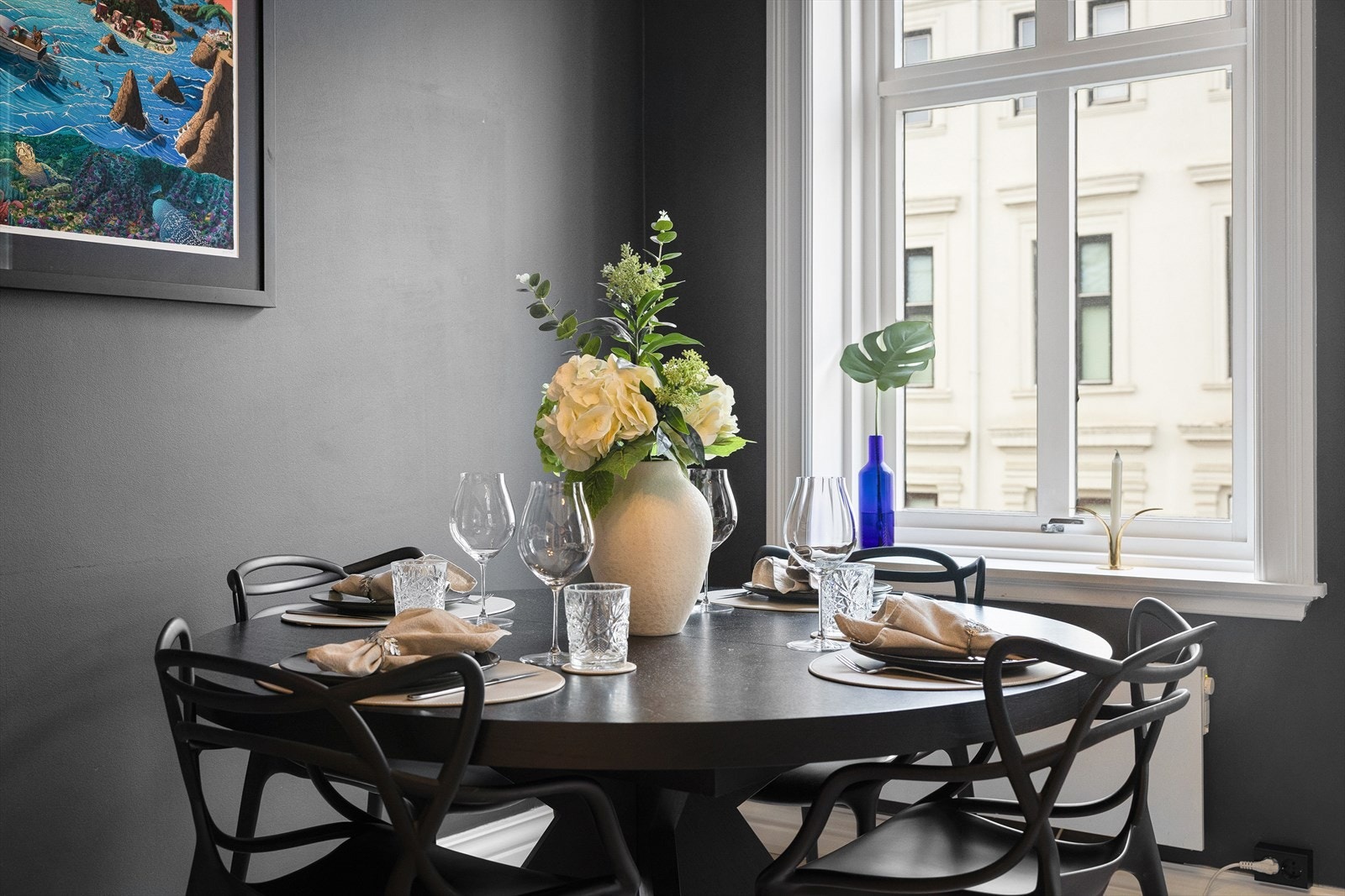 Boligen bærer preg av eksklusive materialvalg med gjennomtenkte løsninger og høy standard. Hit kan du flytte rett inn! Galleribilde