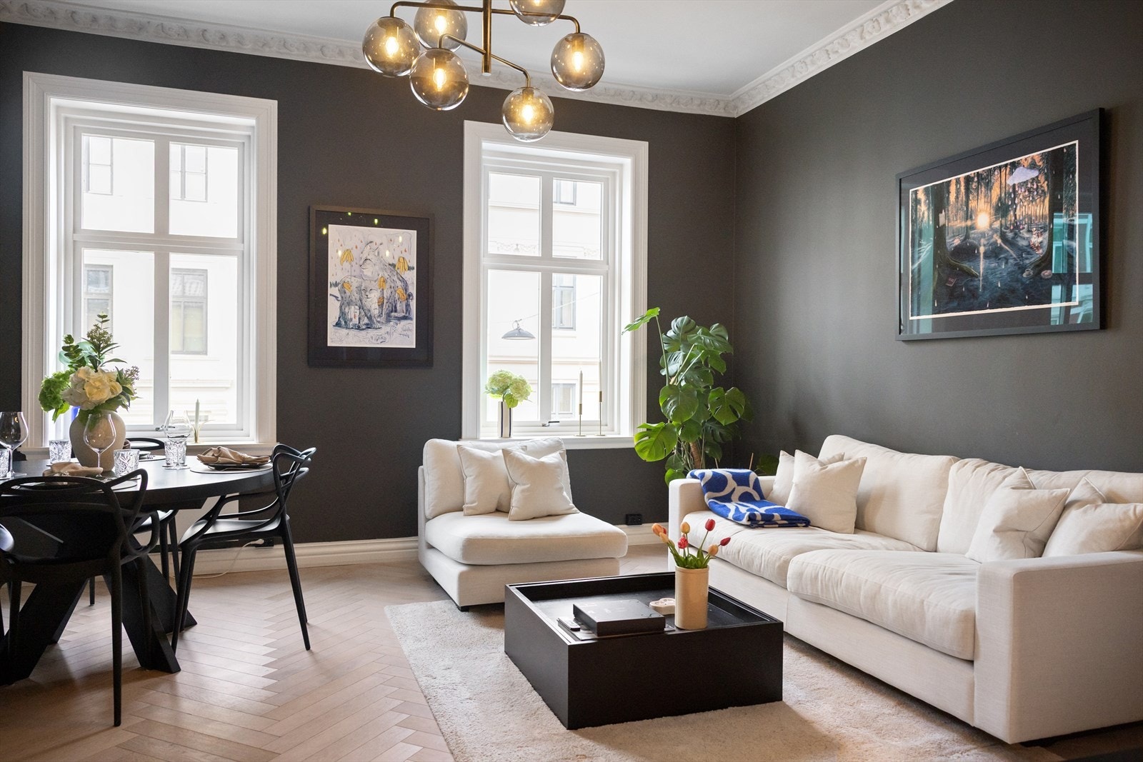 Leiligheten har en innbydende og flott stue av god størrelse. Galleribilde