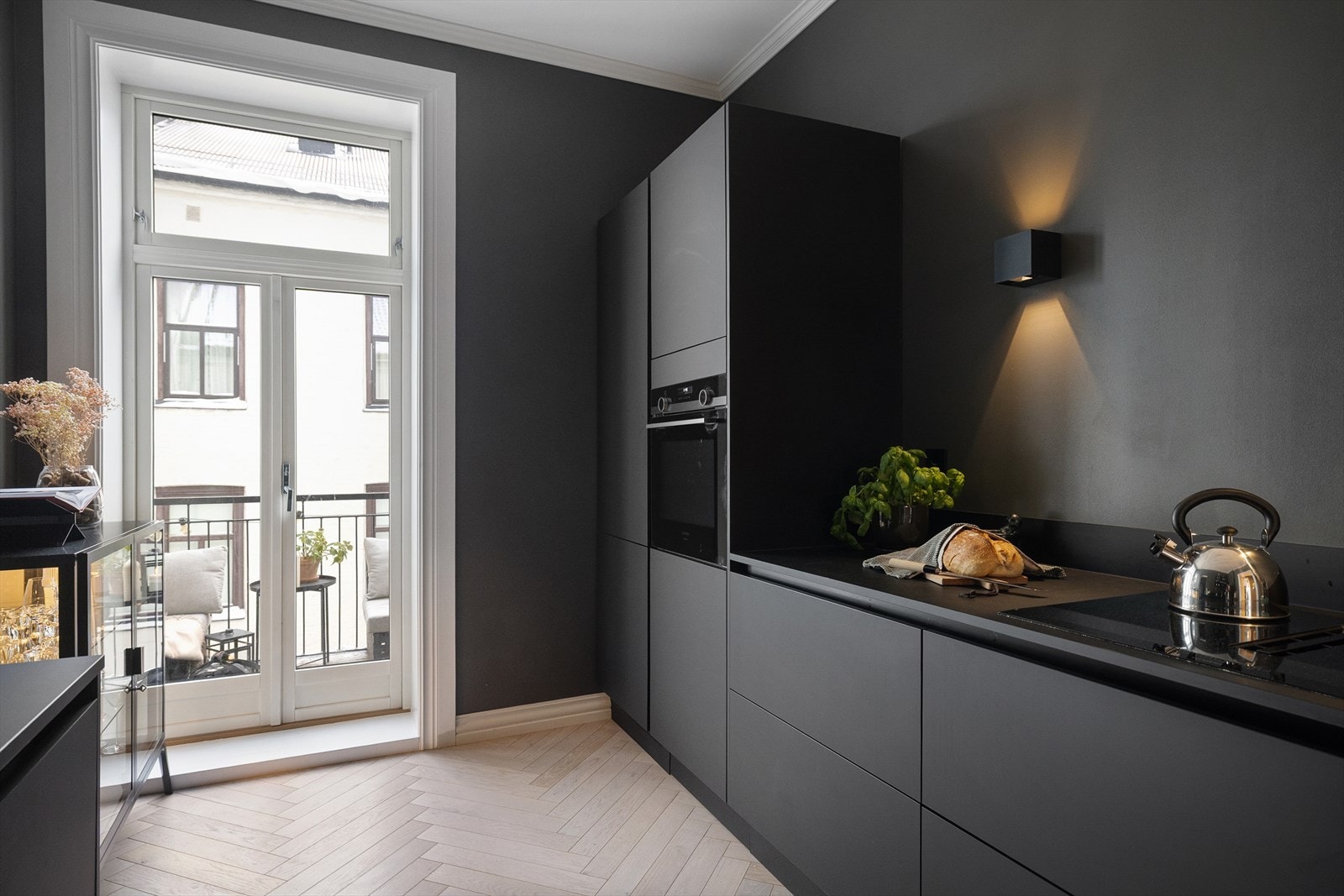 Tidsriktig innredning fra 2021 med sorte, glatte fronter og benkeplate i laminat. Galleribilde