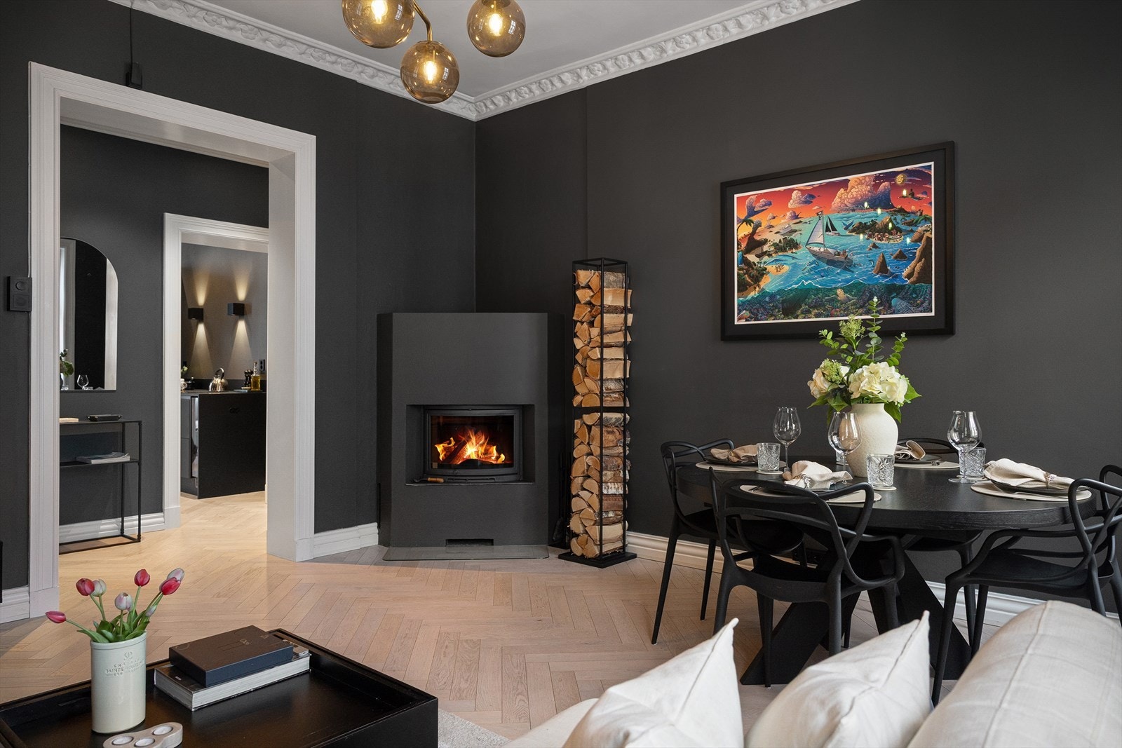 I hjørnet er det montert en moderne peis som gir behagelig, vedvarende varme og som også bidrar til hyggelig stemning på kalde høst- og vinterkvelder. Galleribilde